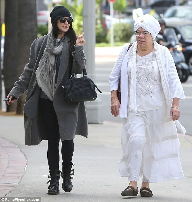 demi moore gjør kundalini.jpg