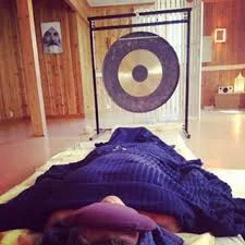 Yogamassasje med gong.jpg