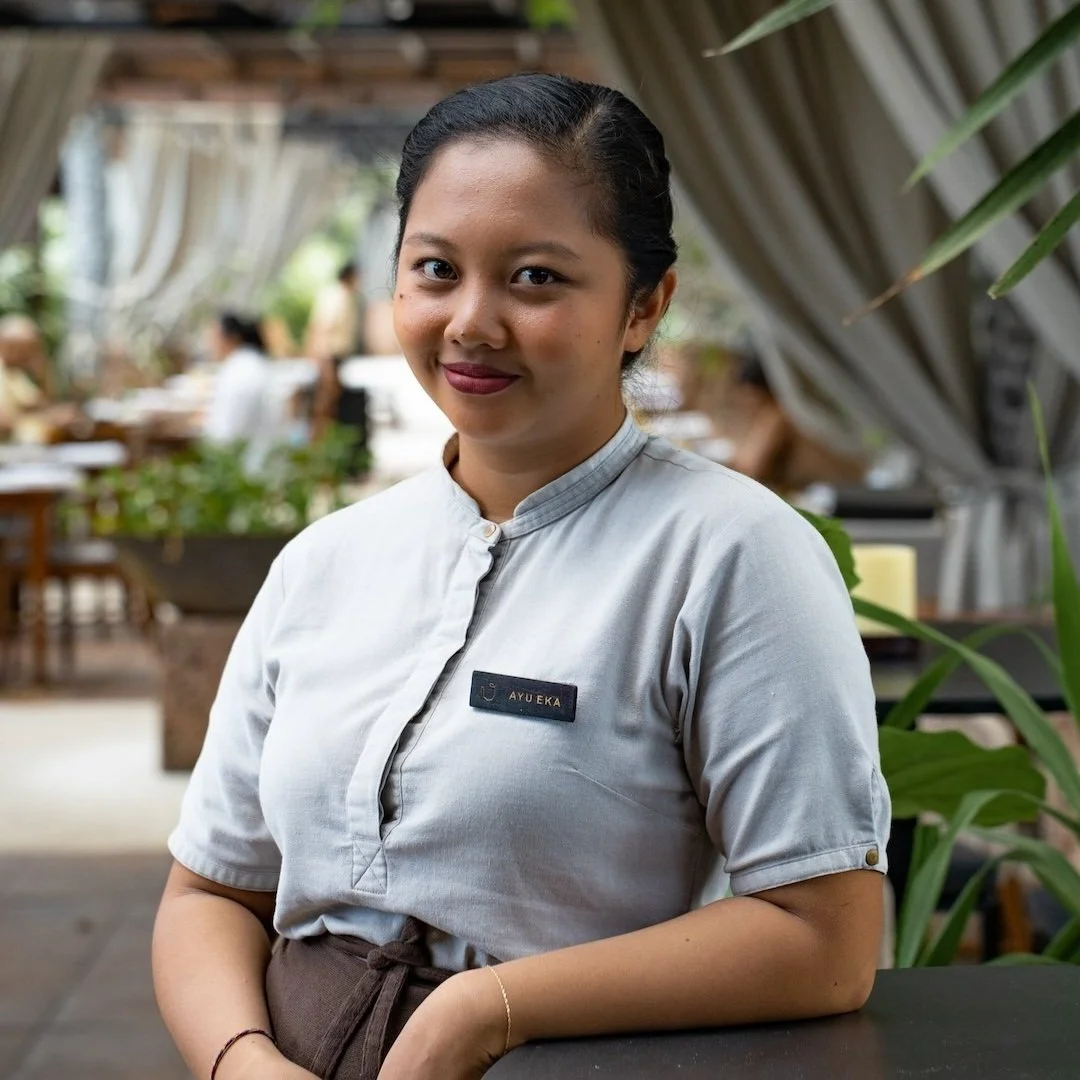 AYU, Hostess