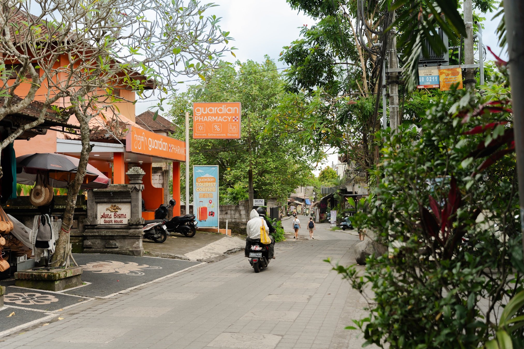 shops boutiques on jalan bisma ubud