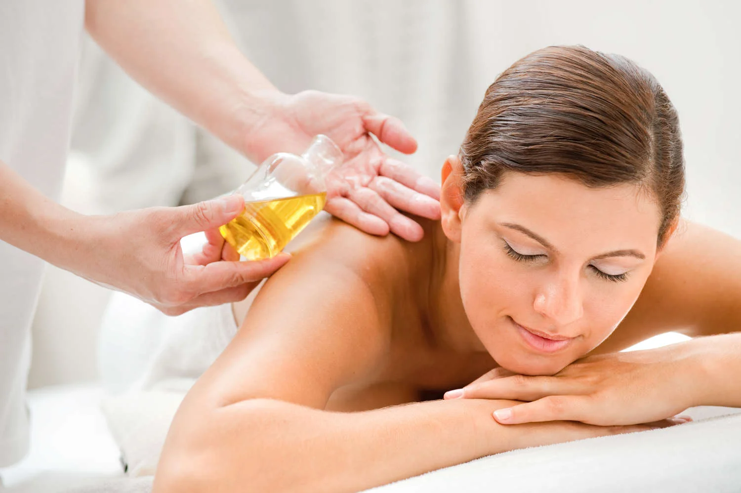 Aromatherapie Durch die Nase und unter die Haut - die Kraft der ätherischen Öle kann Gesundheit und Wohlbefinden, Entspannung und Regenartion bringen.