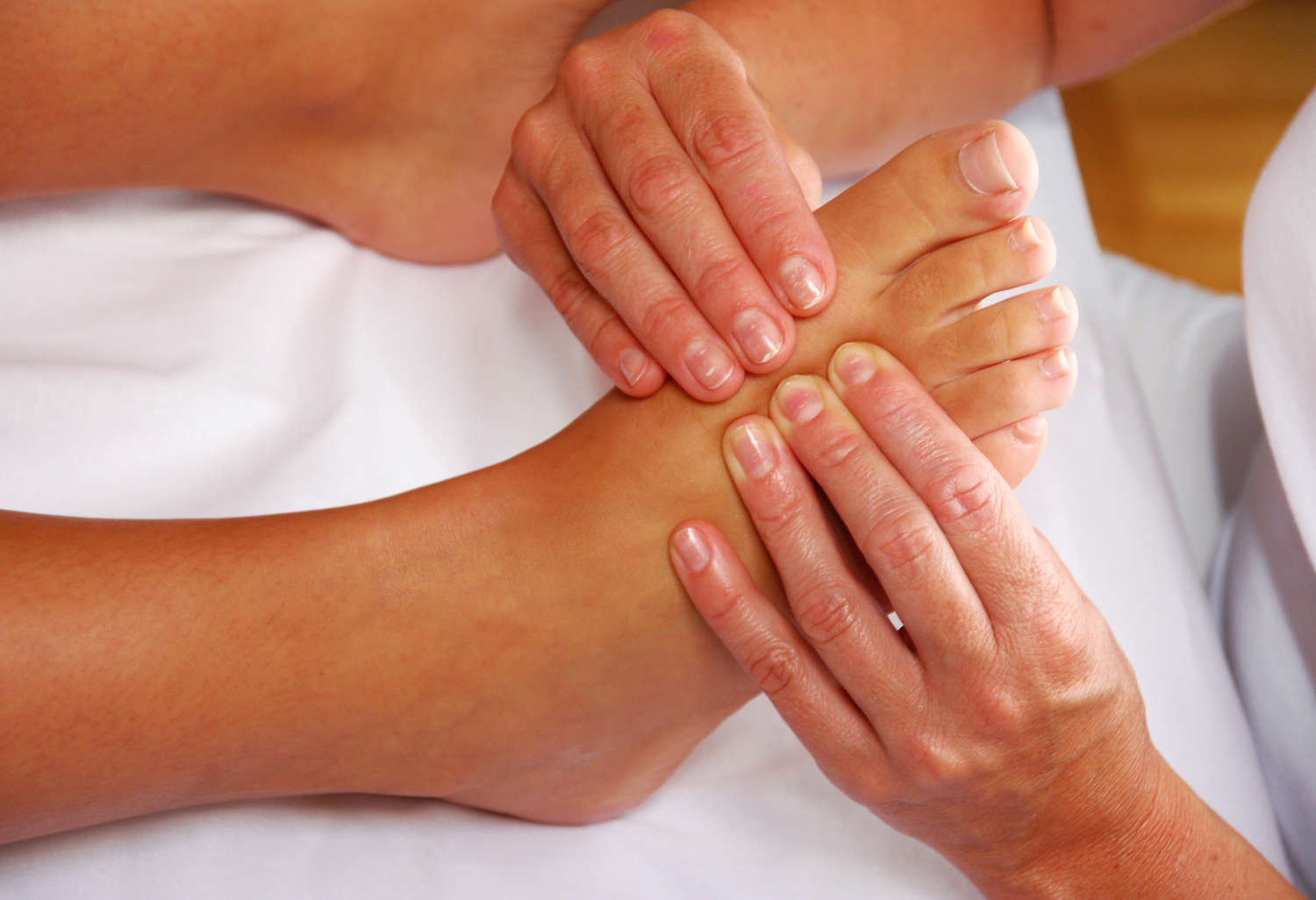   Fussreflexzonen-Massage  versucht da anzusetzen, wo viele Menschen keine Aufmerksamkeit hinschicken. Die Füße sind mehr als das Ende der Beine, sie sind kleine Meisterwerke. 