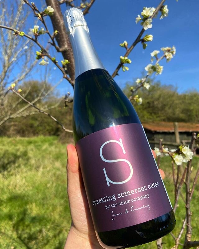 Today we delivered lots of Father&rsquo;s Day orders around Somerset 🥂 Our  Sparkling Cider is proving particularly popular - a great choice for cider and wine lovers alike 🍏🍷
&bull;
Made in the Traditional Method (or Methode Champenoise), the win