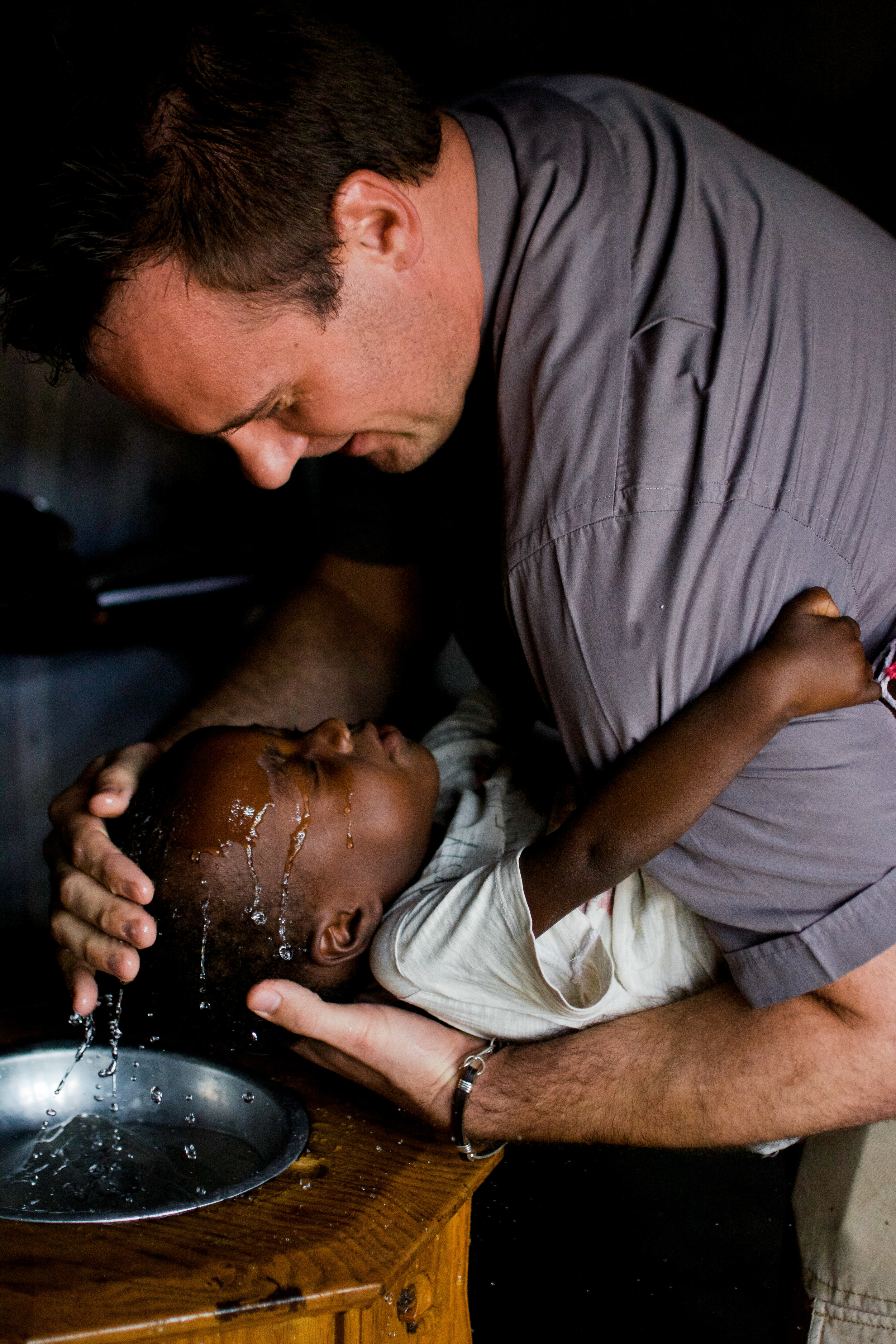 Rev. Shauen Trump baptizes a child during a service in São Paulo Lutheran Church in Sena. Fifty-nine people were baptized all together that day.