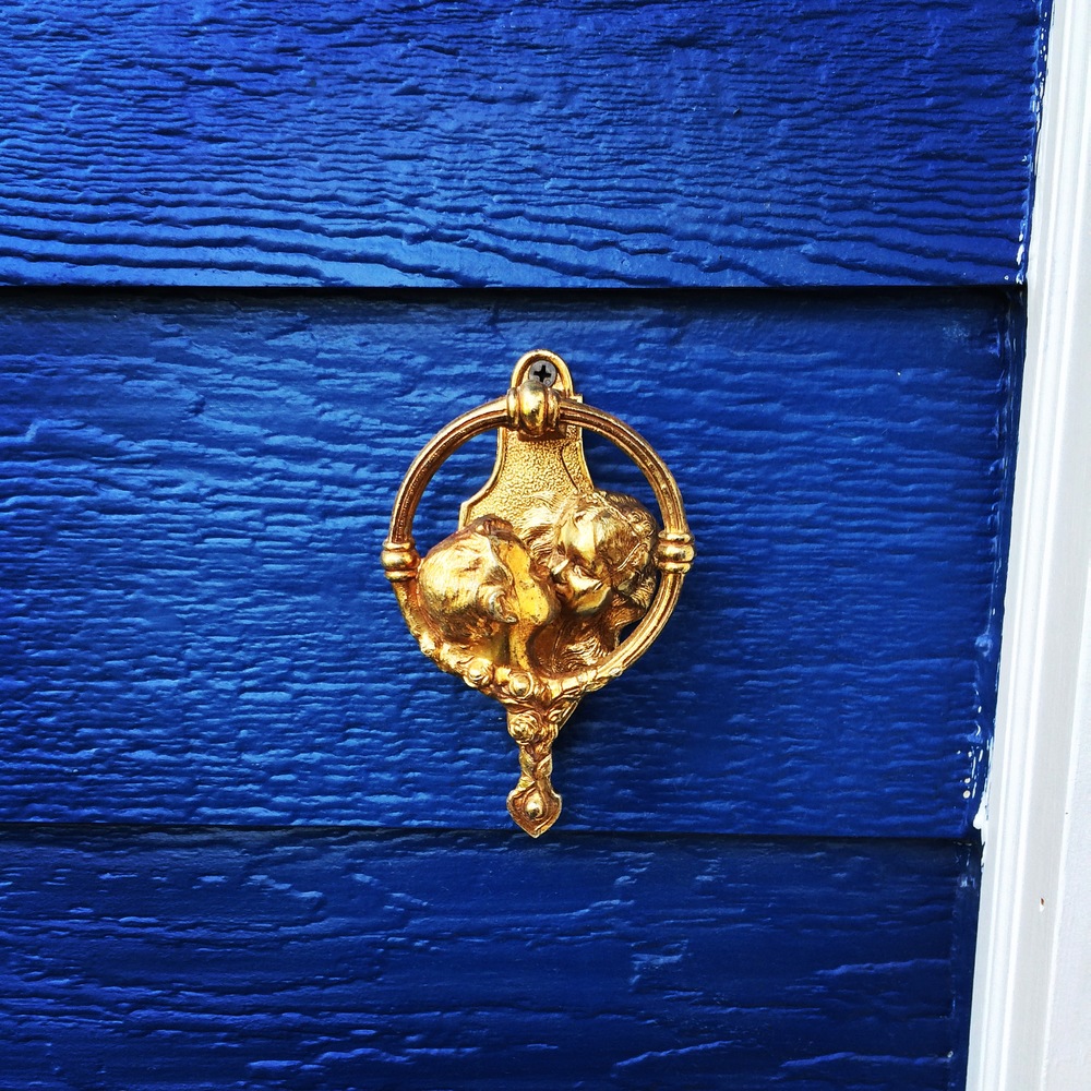  The awesome doorknocker we found to hang by our front door. It's a couple kissing! 