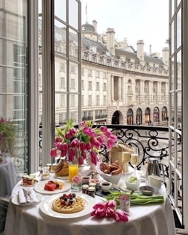 Breakfasting in my day dreams ... coffee, warm chocolate croissants,  heavenly tulips and a view to die for @hotelcaferoyal. Paris, I will see you soon ❤️