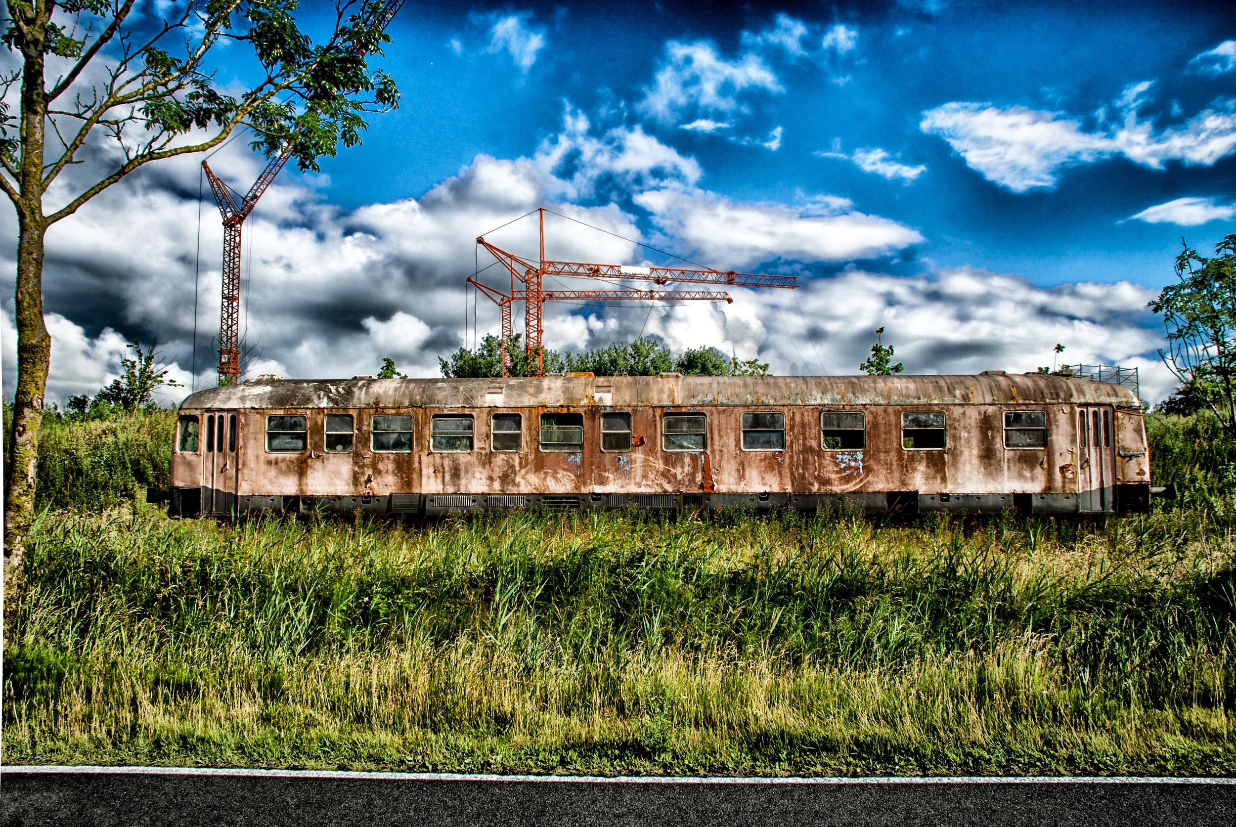 Wat doen 2 verlaten treinstellen aan de kant van de E34?