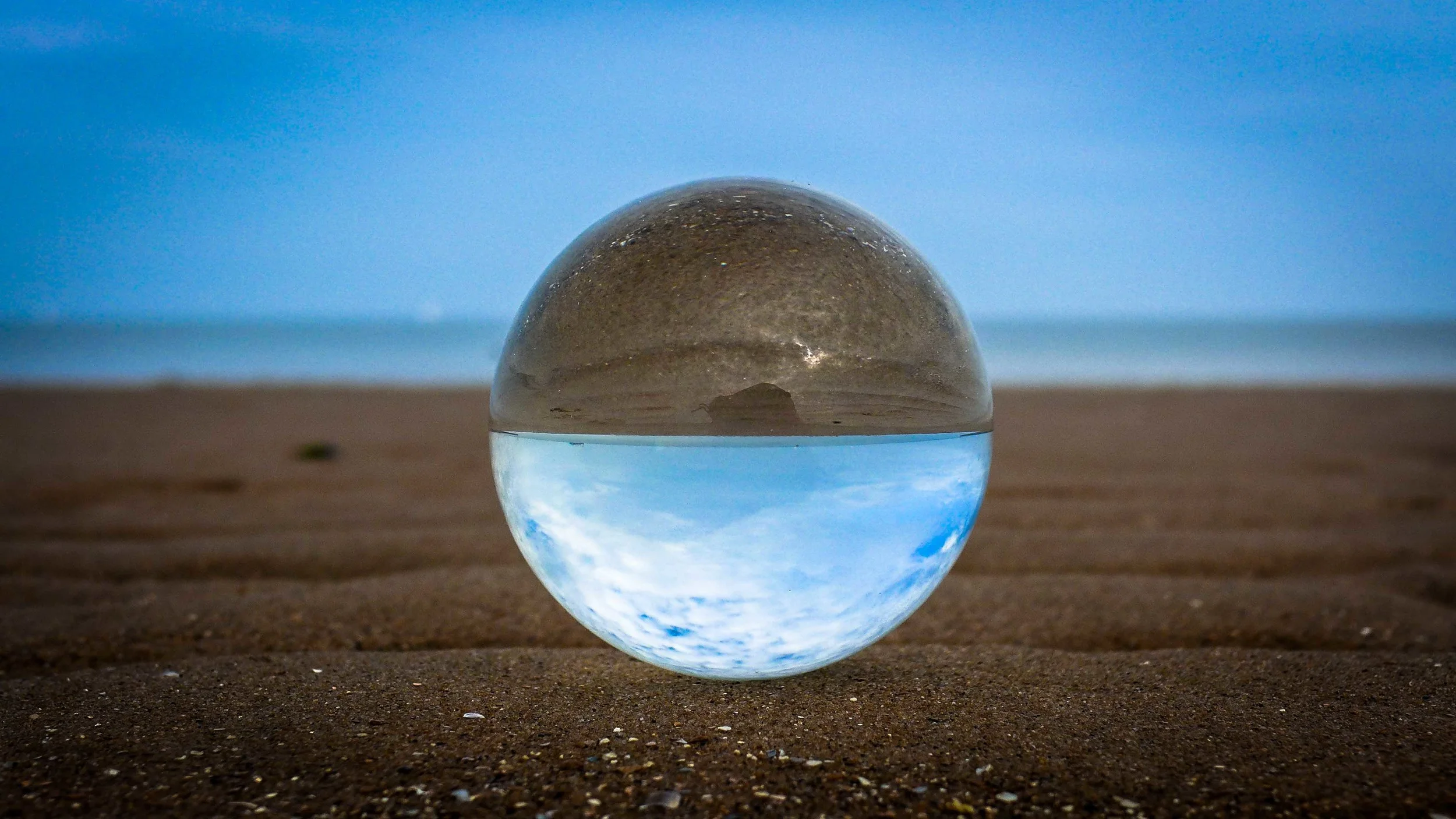 Eigenzinnige fotografie met een kristallen bol