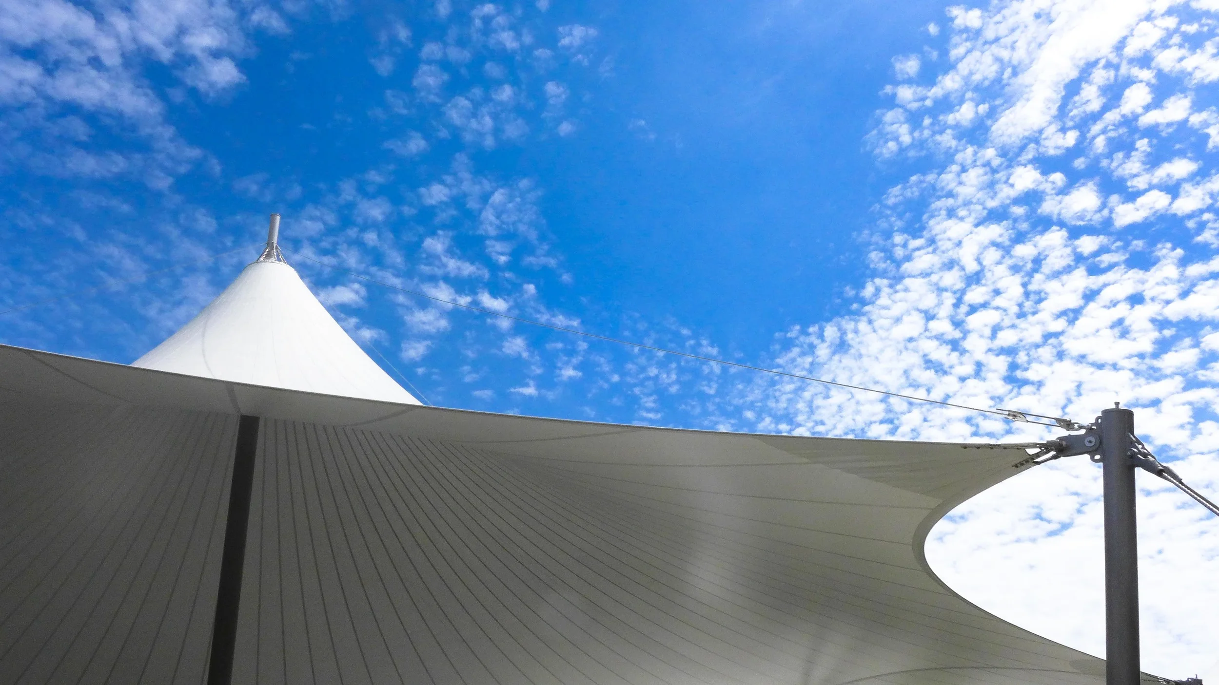 Hoe brengt een tent in De Schorre in Boom spanning in jouw foto
