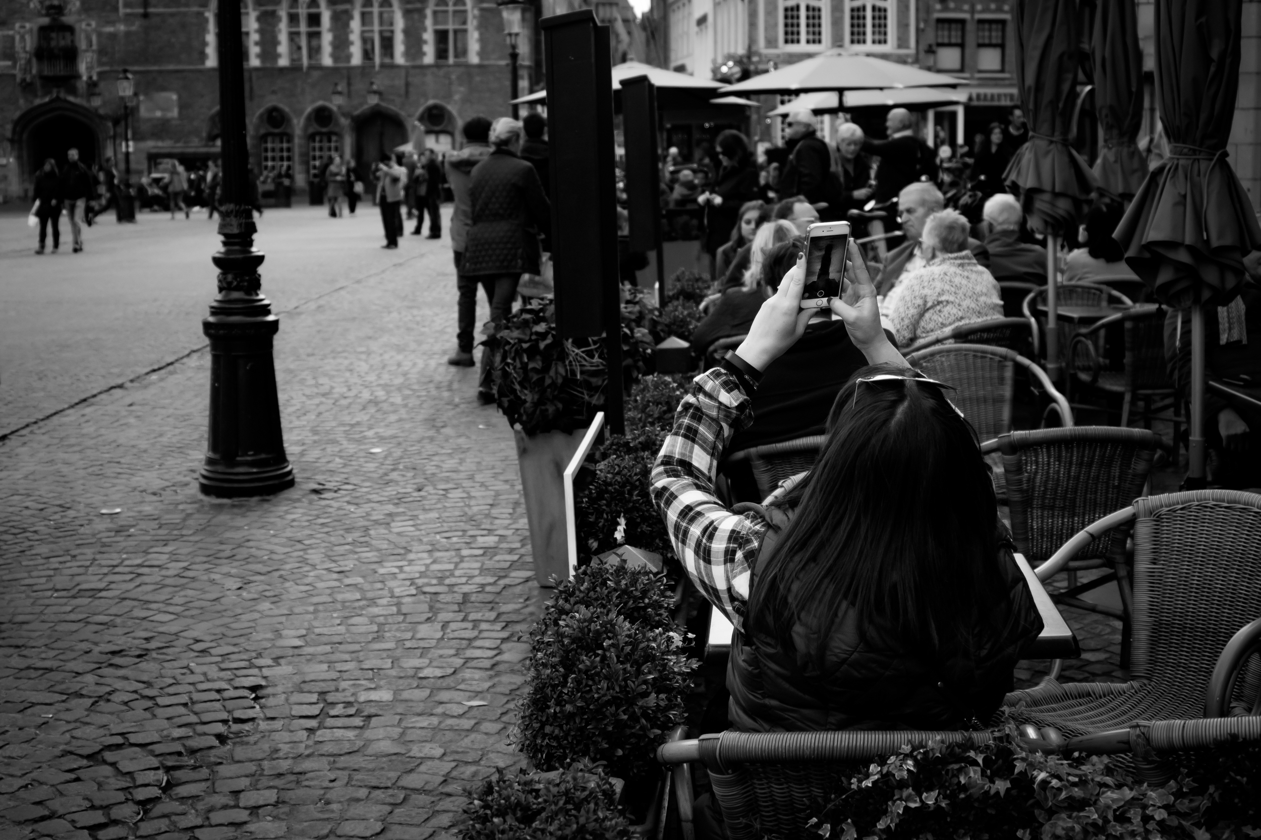 Viewfinder-straatfotografie-buurt-Belfort-Brugge-toerist-eet-neemt-foto