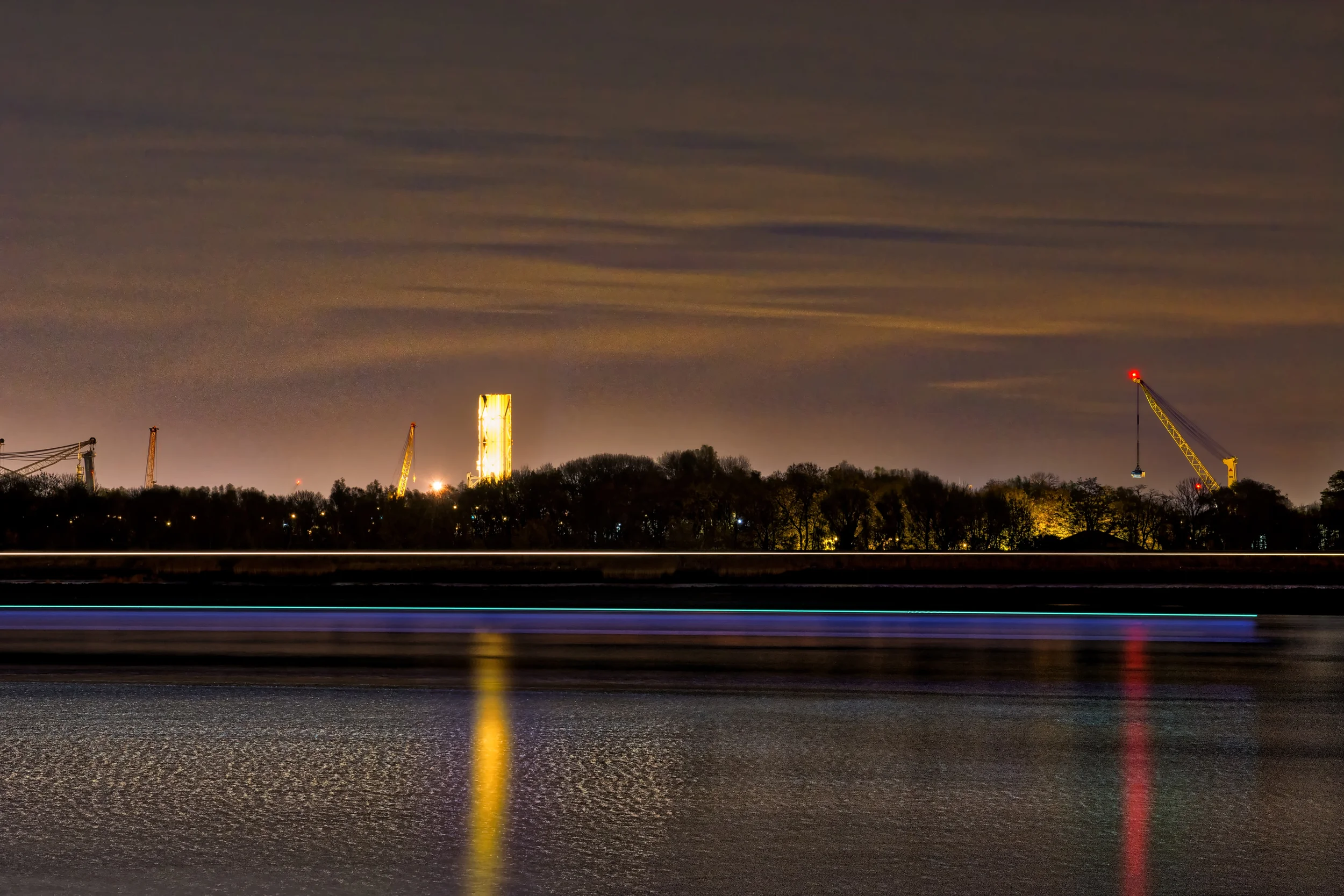 De light trails van het schip zijn ook hier goed zichtbaar. Als je goed oplet zie je al wat ruis optreden in de lucht.