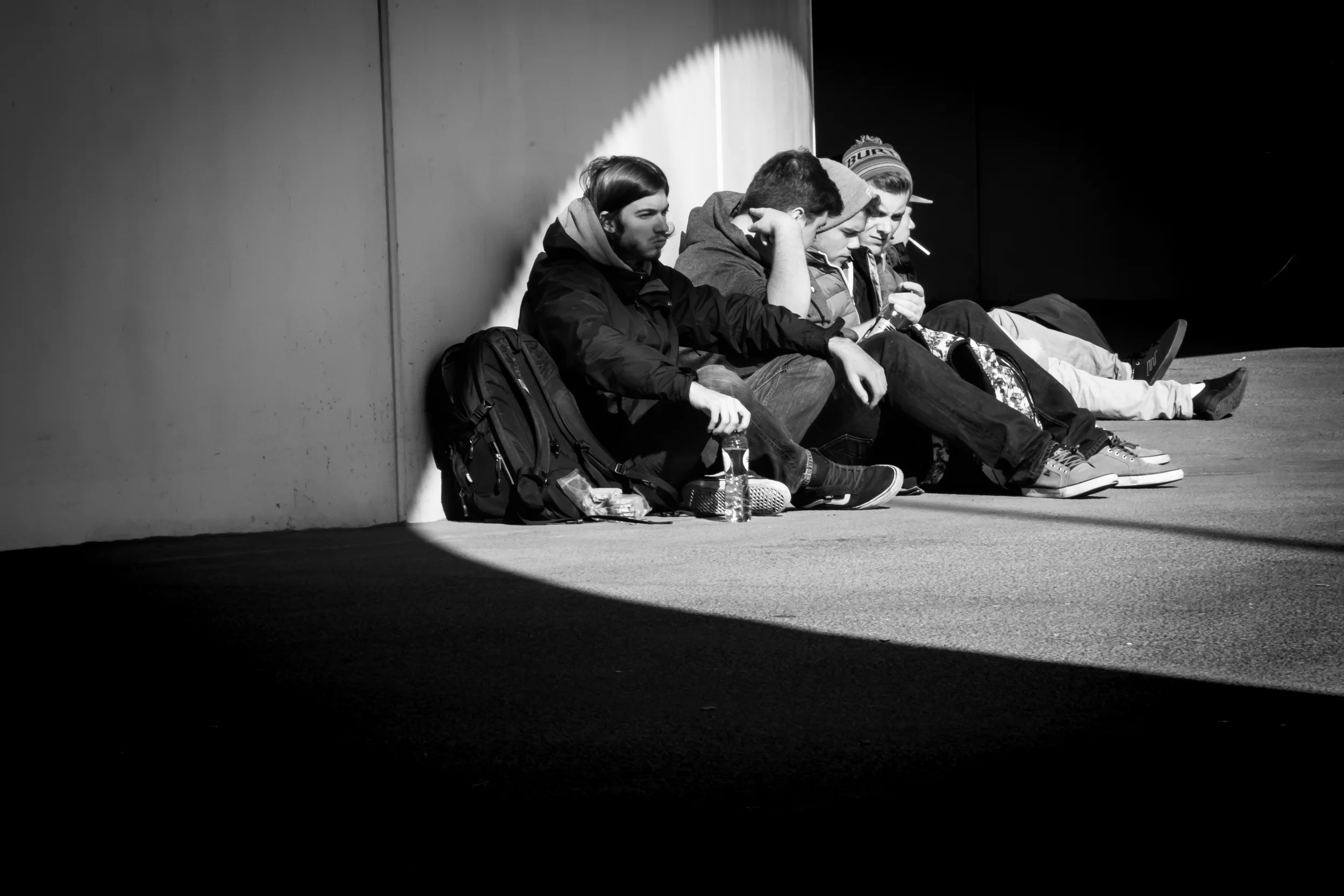 Schaduw en strijklicht krijgen hoofdrol in straatfotografie aan nieuwe station van Brugge