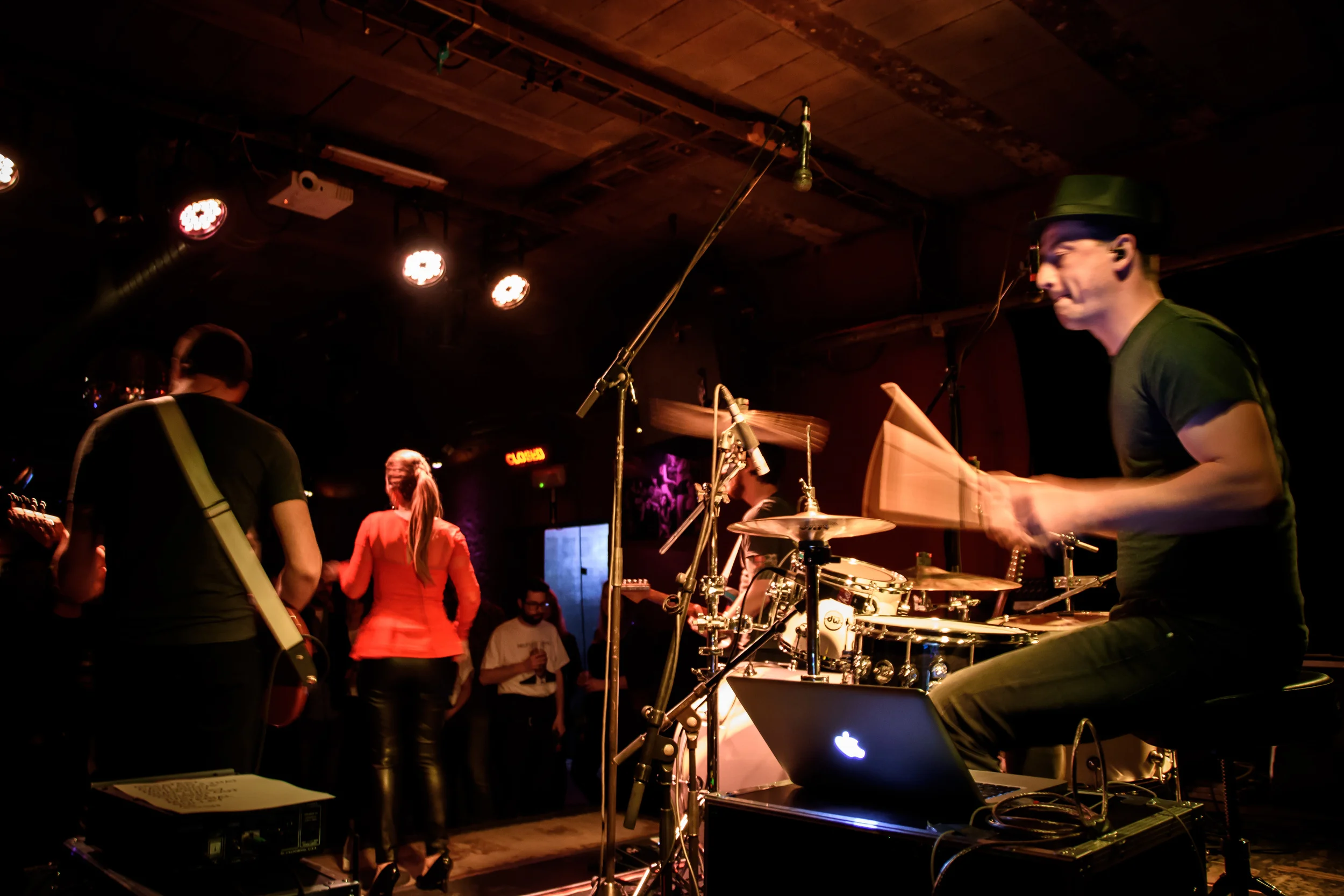Viewfinder-Uncle-Phil-speelt-in-Charlatan-Gent-funk-disco-soul-band-Ruisbroek-allen15.jpg
