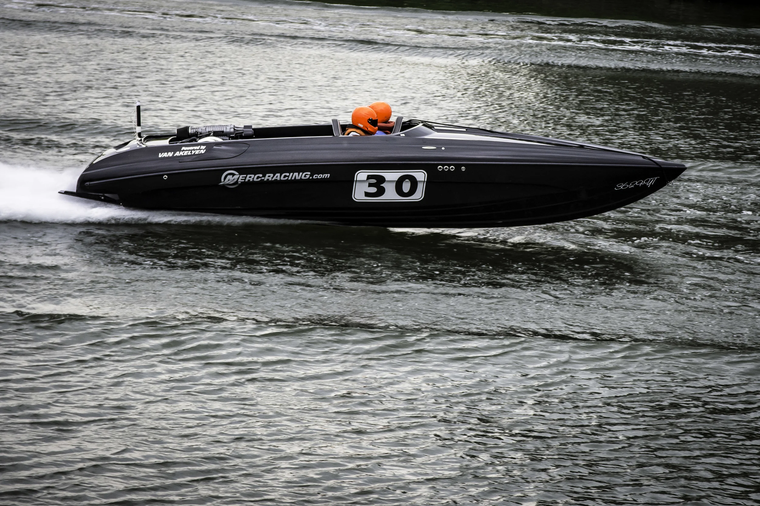 Plots is daar het Belgisch kampioenschap waterski in Klein-Willebroek