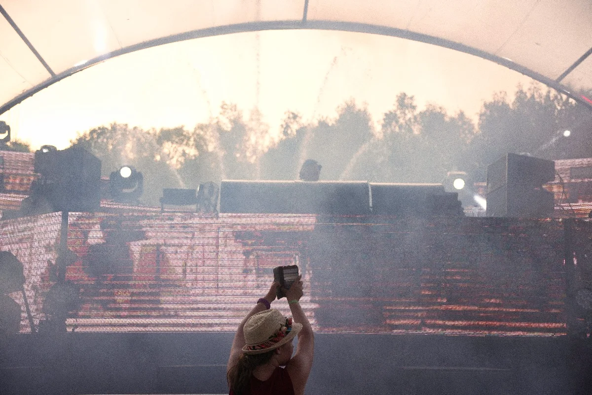 Meisje filmt DJ op buurtfeest op Tomorrowland.