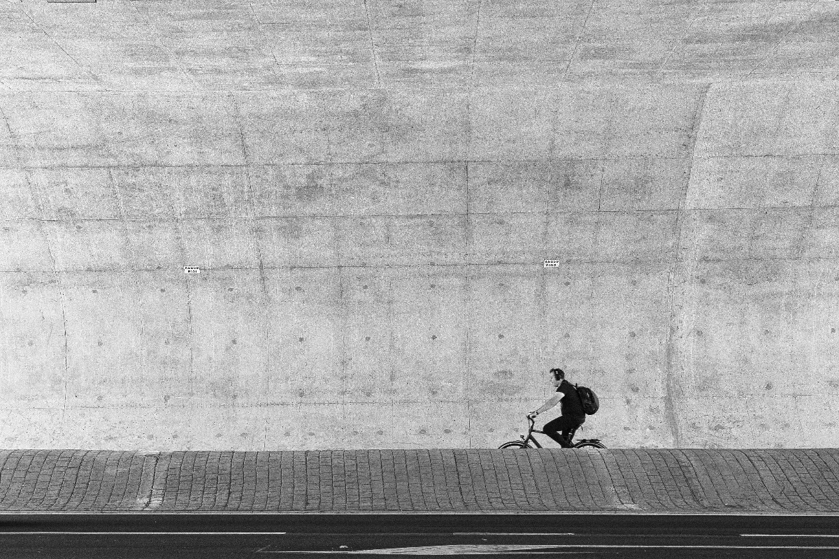 viewfinder-creativeboody-negative-space-photography-negatieve-ruimte-fotografie-fietser-tunnel-sint-katelijne-waver.jpg