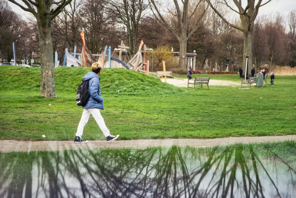 weerspiegeling-reflectie-fotografie-creativeboody-bomen-linkeroever-wandelaar-voetgangerstunnel.jpg