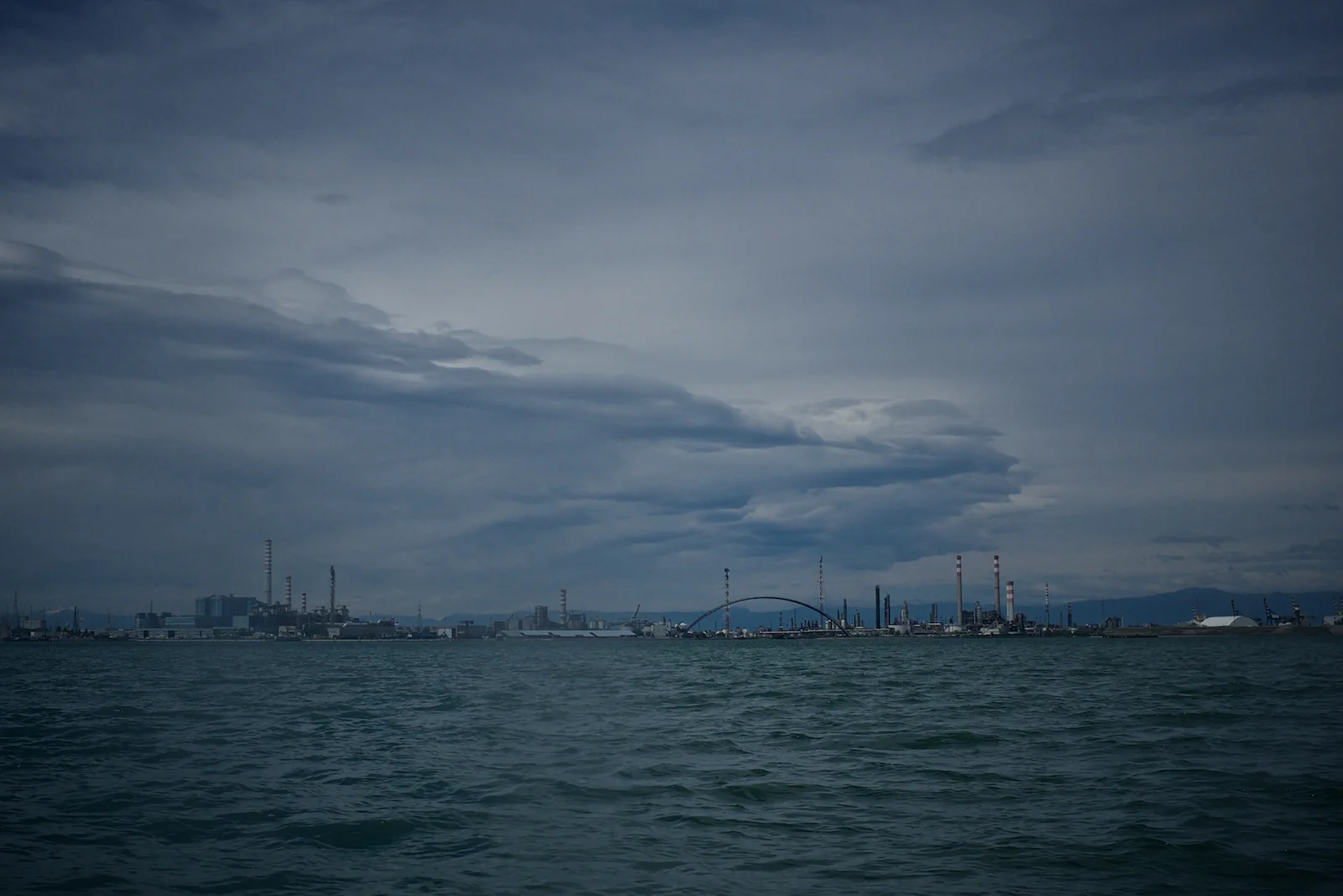 Veduta su Porto Marghera dalla laguna di Venezia, Maggio 2014.