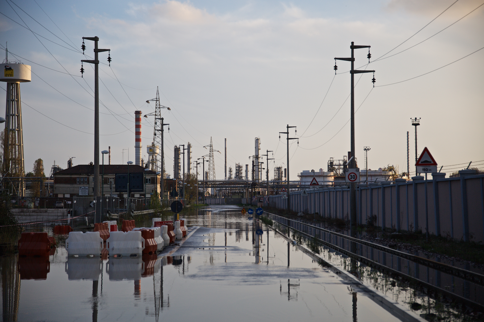  Via dei Petroli, ingresso della raffineria ENI, nella Prima Zona Industriale di Porto Marghera, recentemente convertita a impianto per la fabbricazione di bio-carburanti. Marghera, Novembre 2014. 