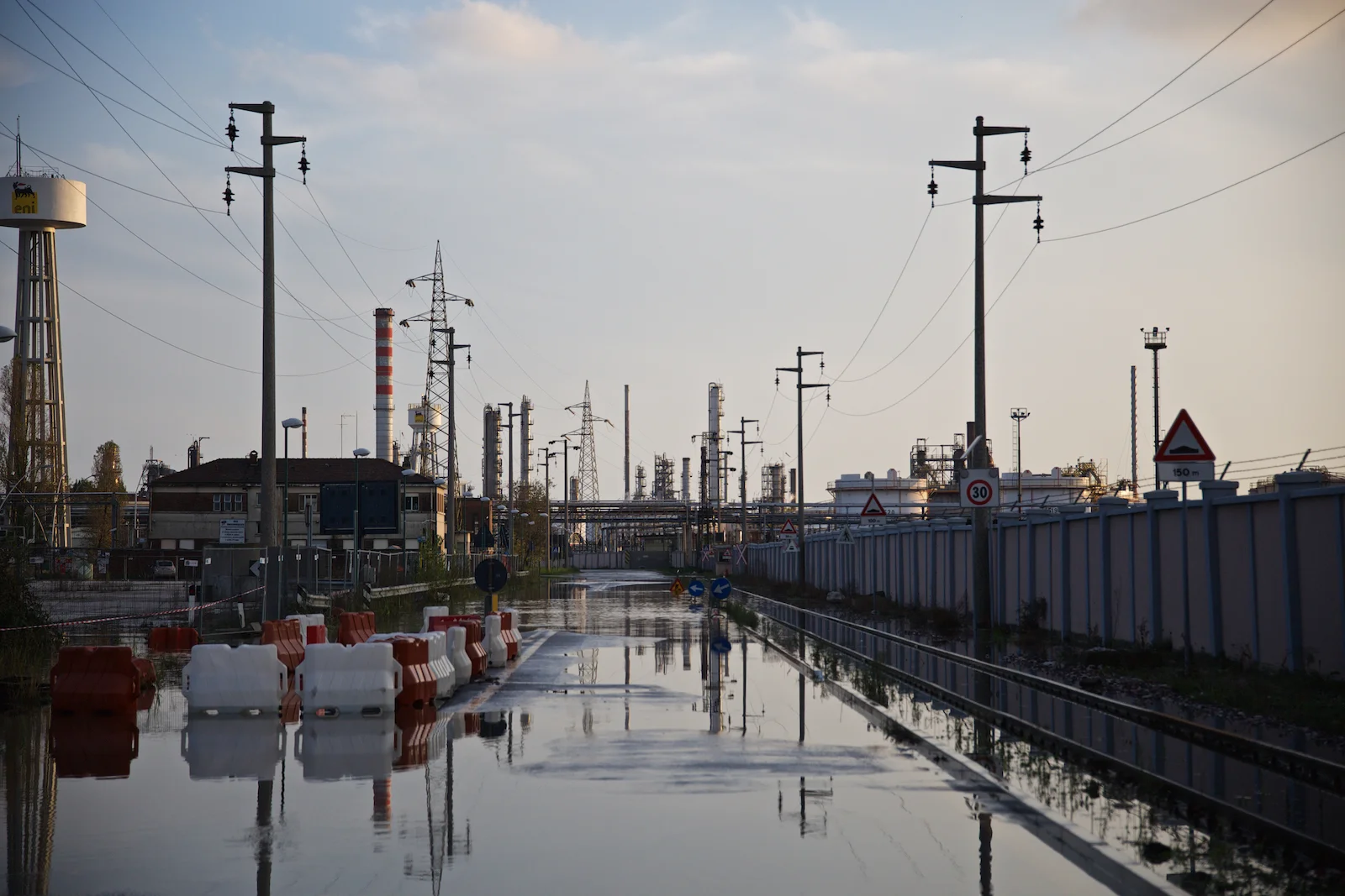Via dei Petroli, ingresso della raffineria ENI, nella Prima Zona Industriale di Porto Marghera, recentemente convertita a impianto per la fabbricazione di bio-carburanti. Marghera, Novembre 2014.