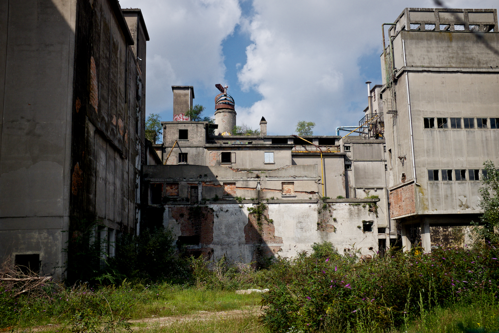  Parte degli ex-impianti dell’industria Montefibre (Montedison). In disuso da 20 anni, gli edifici sono pericolanti e a rischio crollo. In alcune zone dell’impianto il processo di bonifica non è ancora iniziato. Marghera, Settembre 2014. 