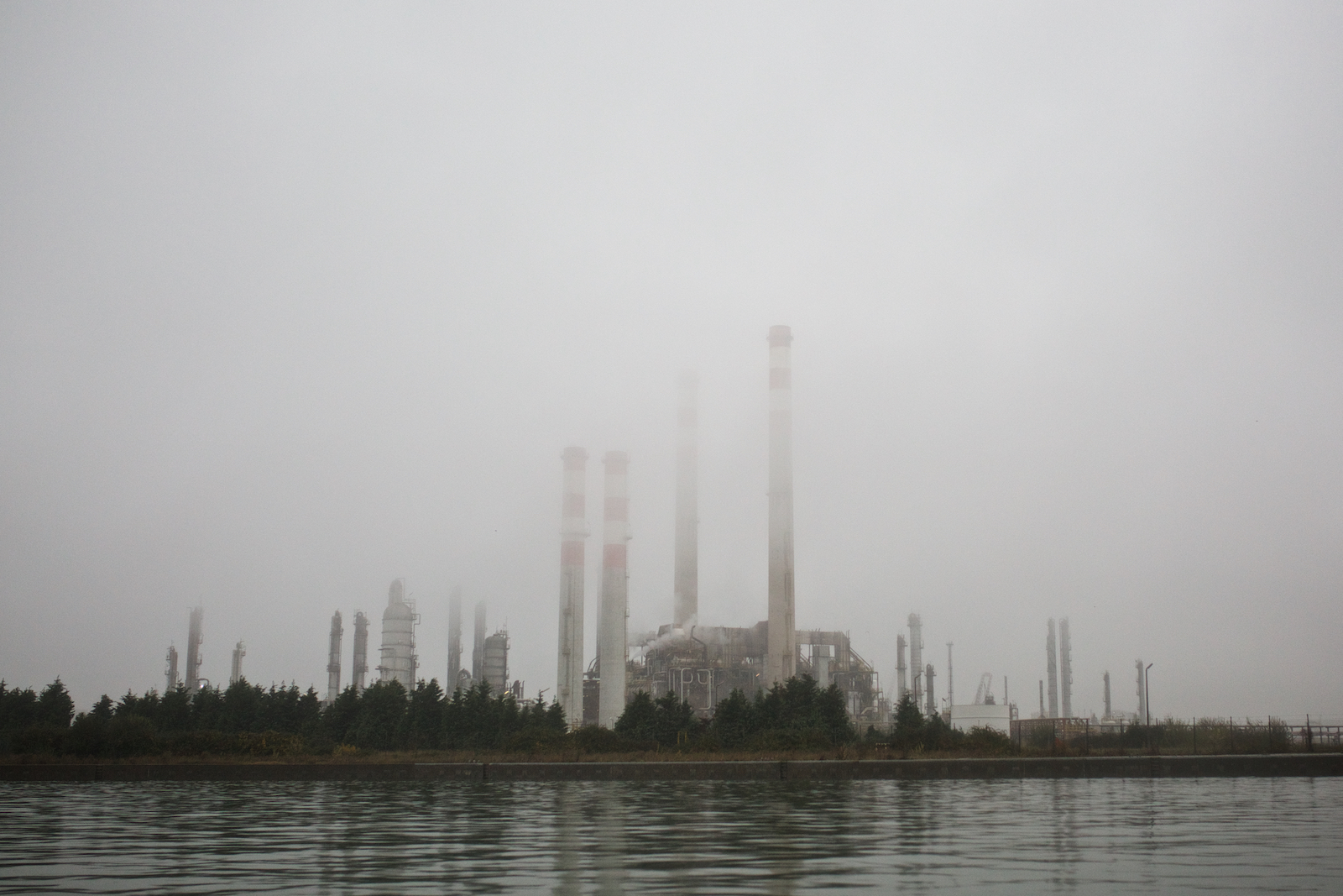  Vista di un impianto del polo industriale dal Canale Industriale Sud di Porto Marghera. Marghera, Novembre 2014 