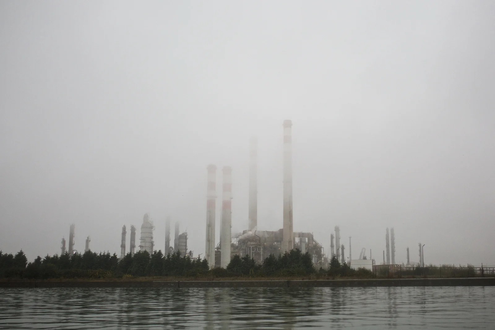 Vista di un impianto del polo industriale dal Canale Industriale Sud di Porto Marghera. Marghera, Novembre 2014