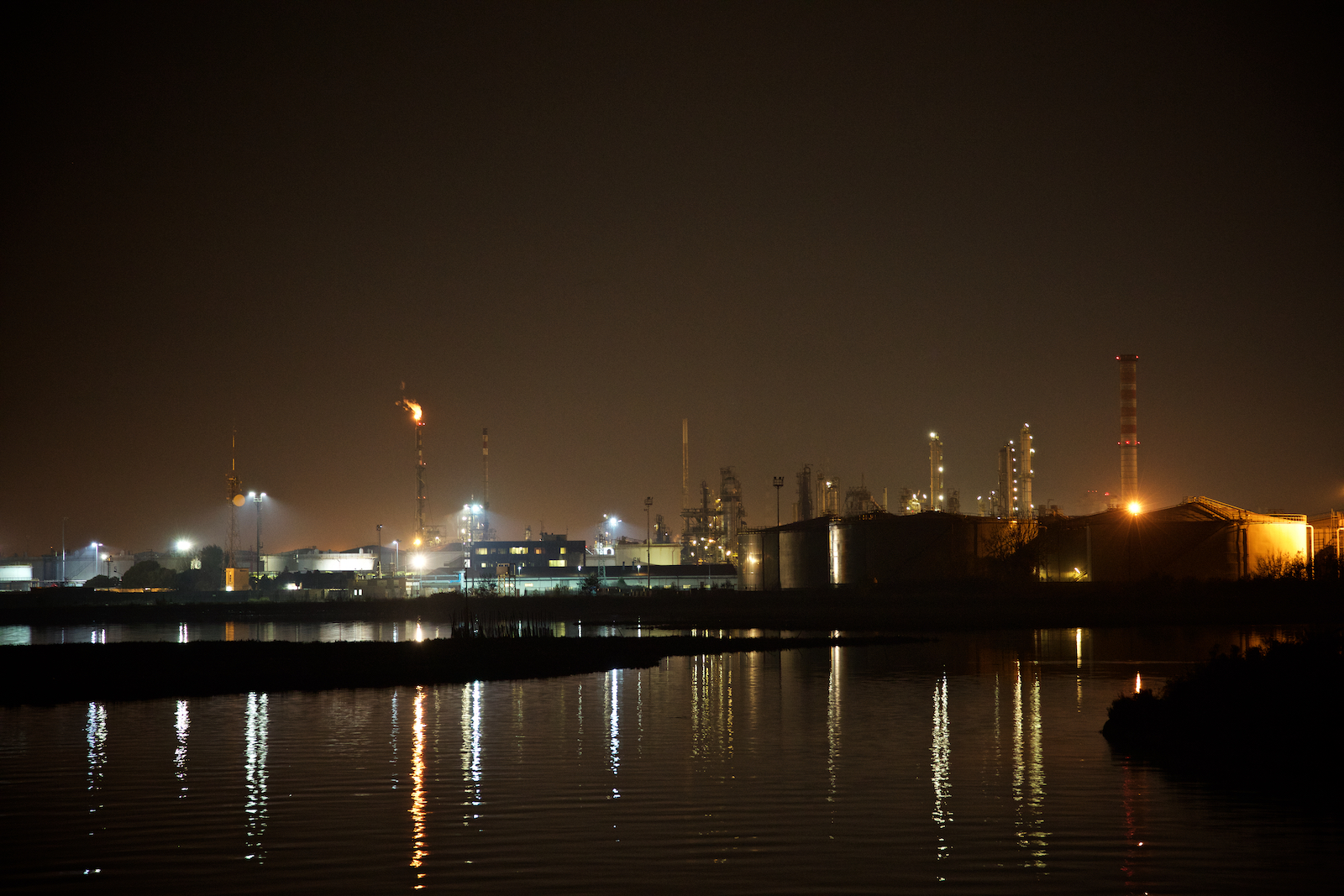  Vista notturna della raffineria ENI di Porto Marghera da Ponte della Libertà, che collega Venezia alla terraferma. Novembre 2014. 