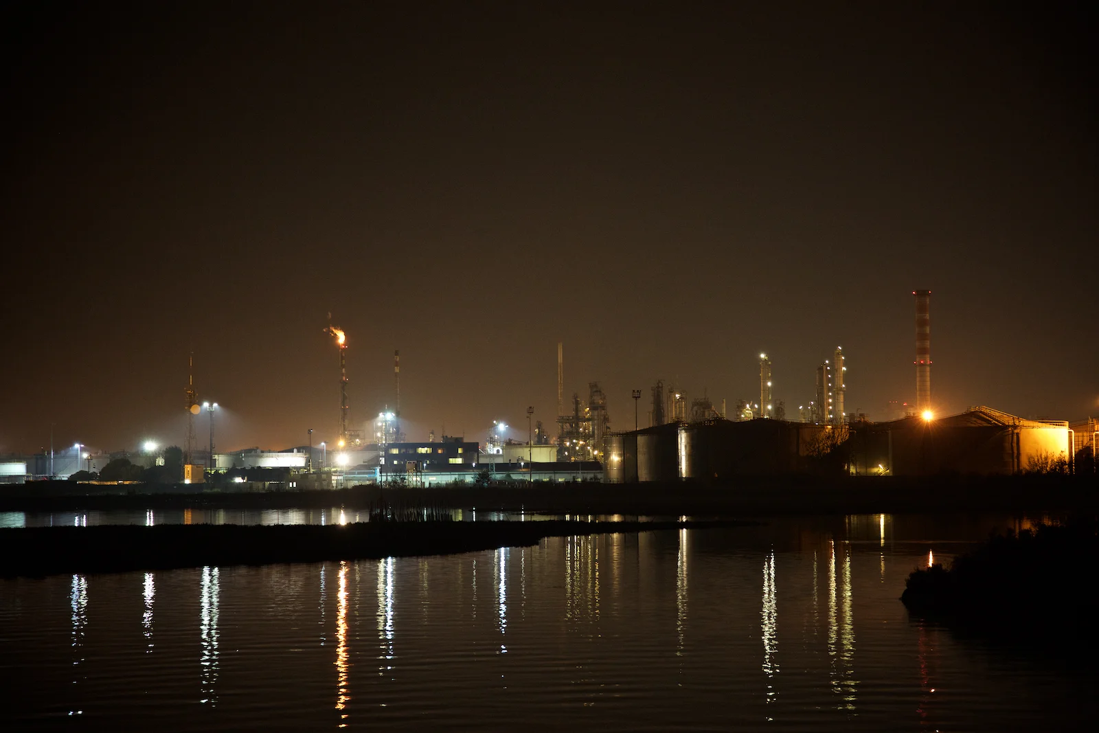 Vista notturna della raffineria ENI di Porto Marghera da Ponte della Libertà, che collega Venezia alla terraferma. Novembre 2014.