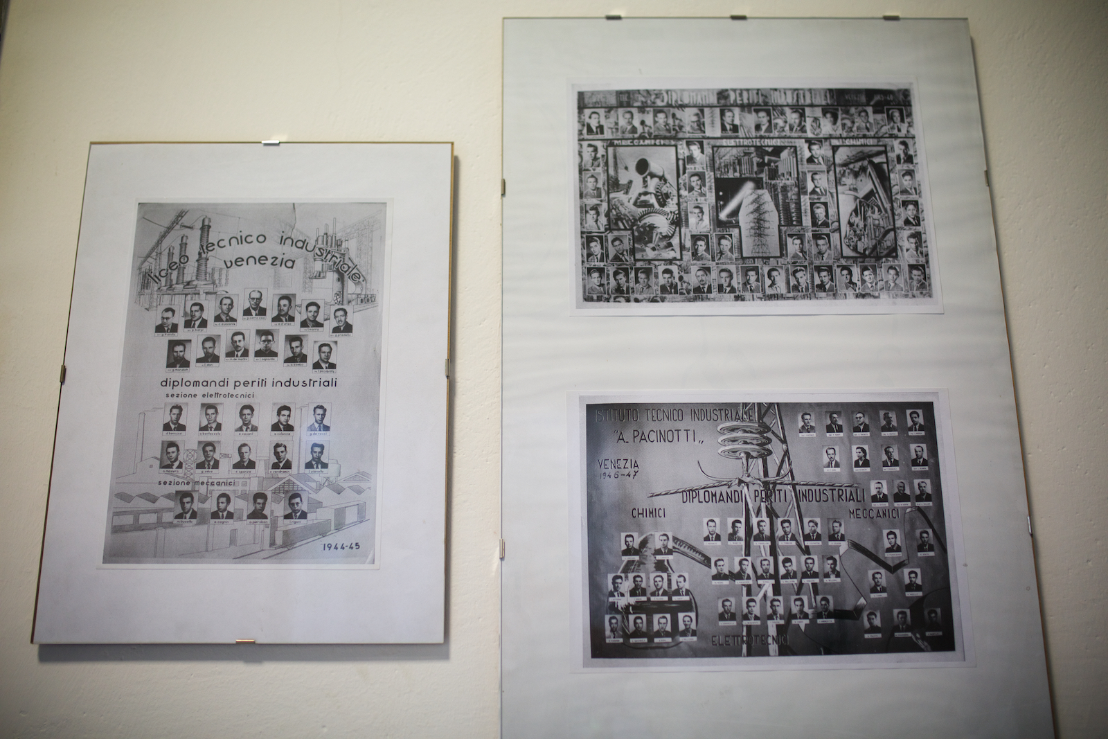  In un corridoio dell’ISS Pacinotti, alcuni quadri mostrano i primi diplomati dell'Istituto.&nbsp;Molti operai del Polo Industriale di Porto Marghera si formarono in questa scuola fin dagli anni Cinquanta. Mestre, Novembre 2014. 