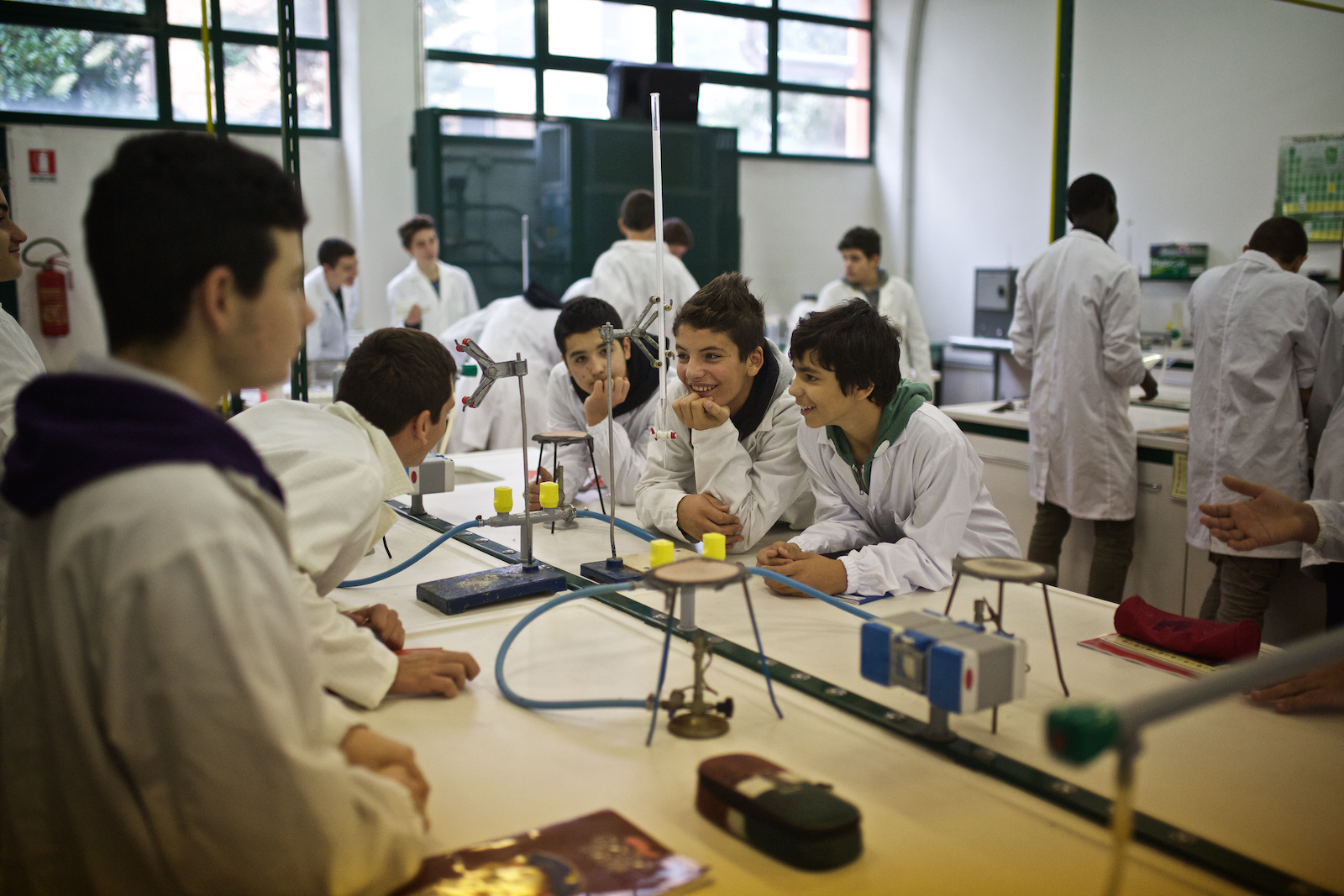  Giovani studenti&nbsp;dell’ISS Pacinotti in uno dei laboratori di chimica della scuola. Mestre, Novembre 2014. 