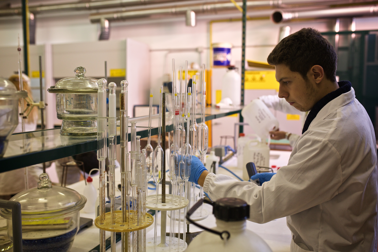  Uno studente dell’ISS Pacinotti al lavoro in uno dei laboratori di chimica della scuola. Molti operai del Polo Industriale di Porto Marghera si formarono in questa scuola fin dagli anni Cinquanta. Mestre, Novembre 2014. 
