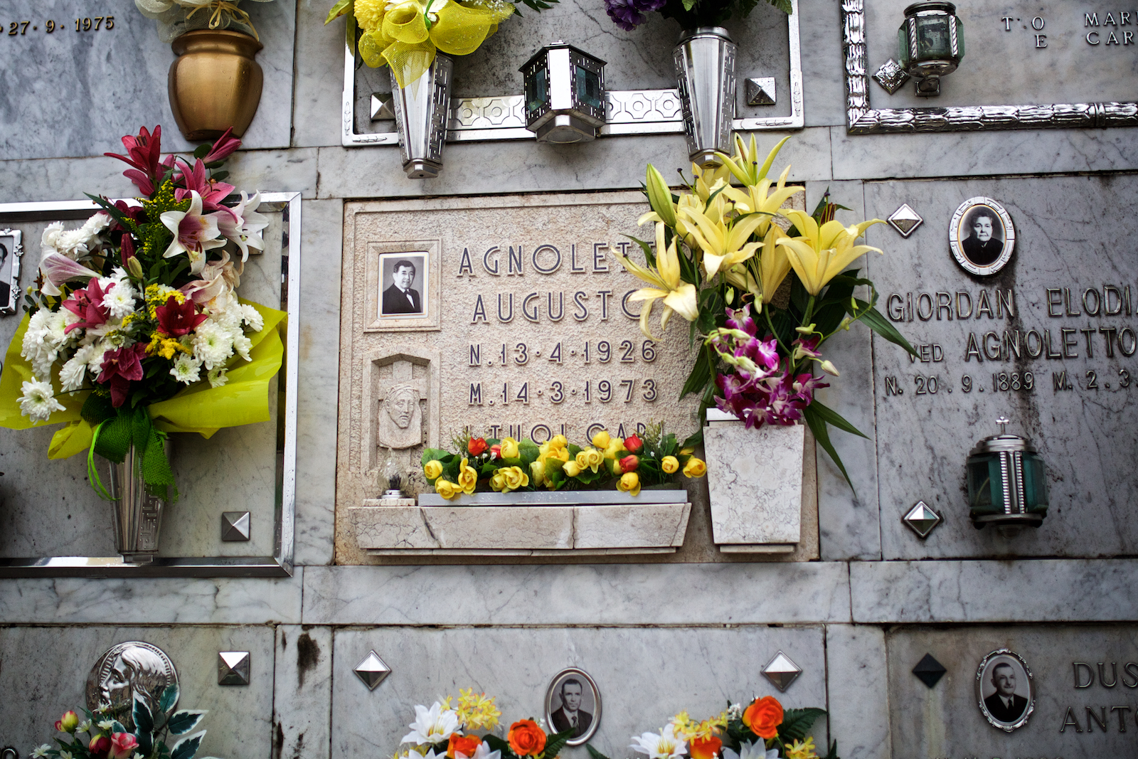  La tomba di Augusto Agnoletto nel cimitero di Oriago. Operaio del petrolchimico di Porto Marghera deceduto nel 1973, è considerato il primo morto ufficiale causato da tumore per lavorazione del cloruro di vinile monomero. Oriago (Comune di Mira, Ven