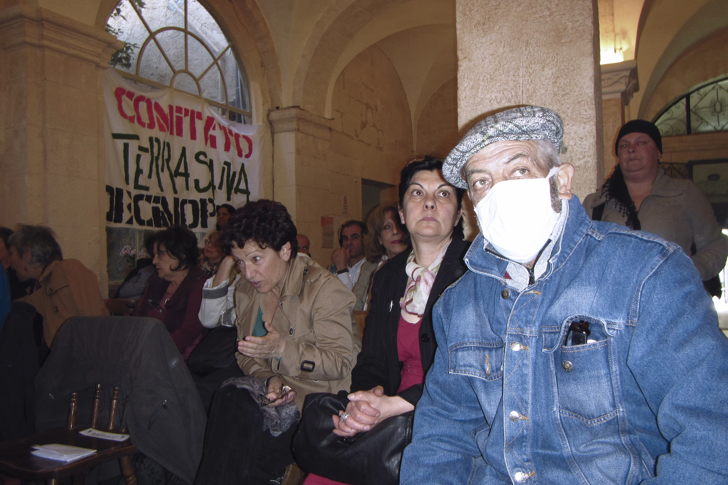 Sassari, 16 maggio 2014. Nella sede del WWF riunione in occasione della prima “ Marcia per la nostra terra ” organizzata dai comitati e associazioni sarde contro il decreto Destinazione Italia che disimpegna gli inquinatori dall’obbligo di bonifica. Sono intervenuti il presidente dell ‘ISDE Medici per l’Ambiente Vincenzo Migaleddu e Paola Pilisio, presidente di No Chimica Verde .