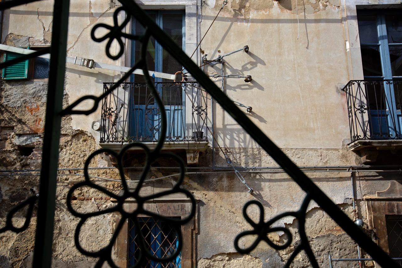 Tracce della messa in sicurezza e ricostruzione della parte antica del paese dopo il terremoto del 2006. Bussi sul Tirino (Pescara), 2014