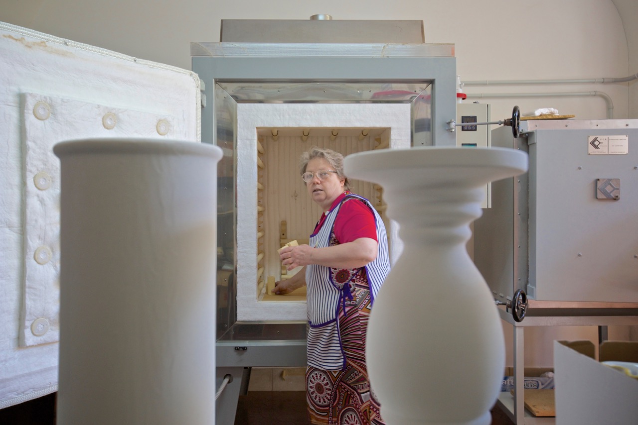  Nadia Tenerini, erede dell’antica tradizione artigiana della ceramica, scomparsa con l’avvento della fabbrica elettrochimica . Bussi sul Tirino (Pescara), 2014. 