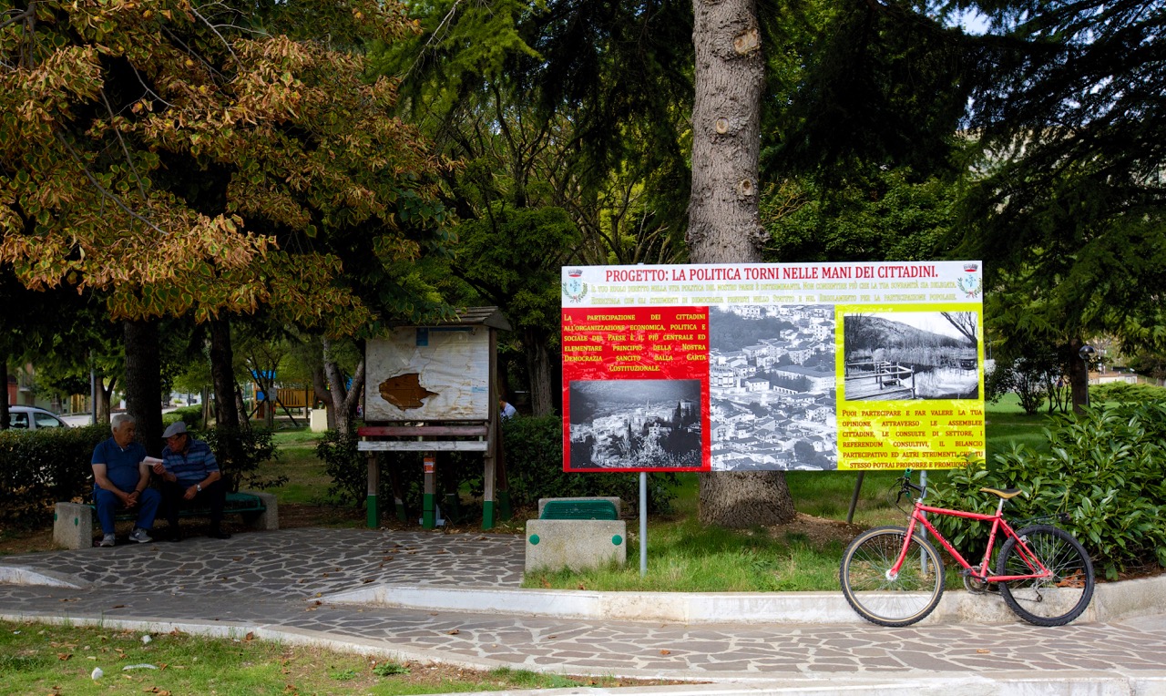  Pubblicità della Gran Sasso Energie in Piazza Madonnina. Bussi sul Tirino (Pescara), 2014. 