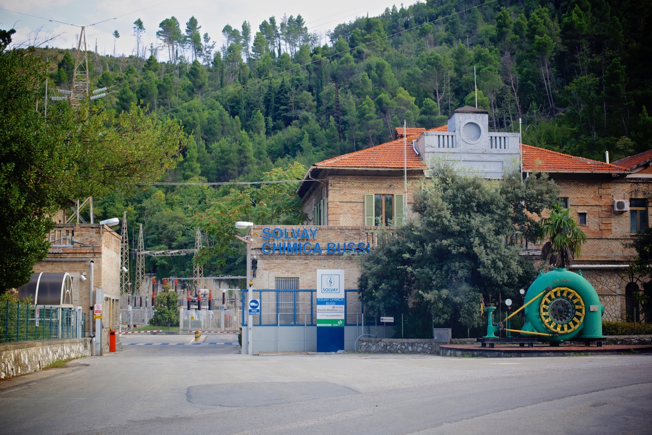  Ingresso dello stabilimento Solvay ex Montedison, a 1,5 Km dall’ingresso del paese di Bussi,&nbsp; in località Bussi Officine (Pescara), 2014. 