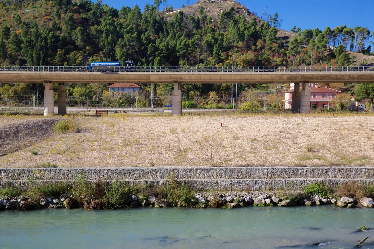 Veduta di una parte del terreno sotto sequestro che lambisce il fiume Pescara e sul quale passa l’importante arteria autostradale Roma-Pescara. Bussi sul Tirino (Pescara), 2014.