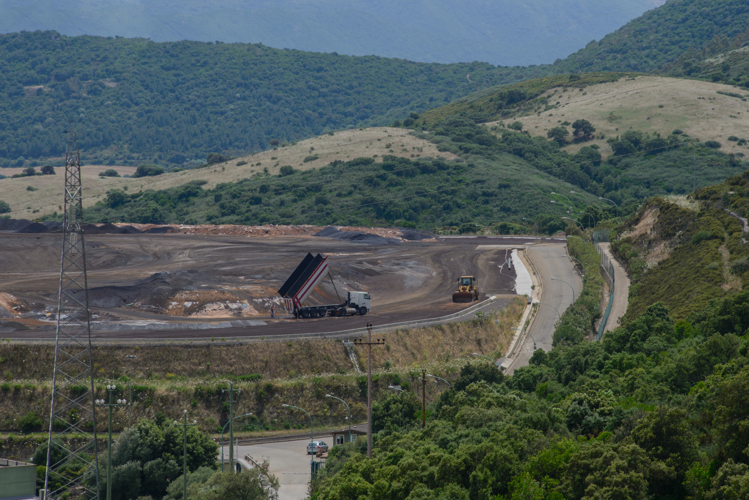  Genna Luas, ex&nbsp;miniera estrattiva di zinco e ferro&nbsp;nel cuore di selvaggi boschi collinosi e a soli venti chilometri&nbsp;dallo stabilimento, è&nbsp;dal 2002 la discarica in cui la Portovesme Srl stocca gli scarti della lavorazione dei fumi