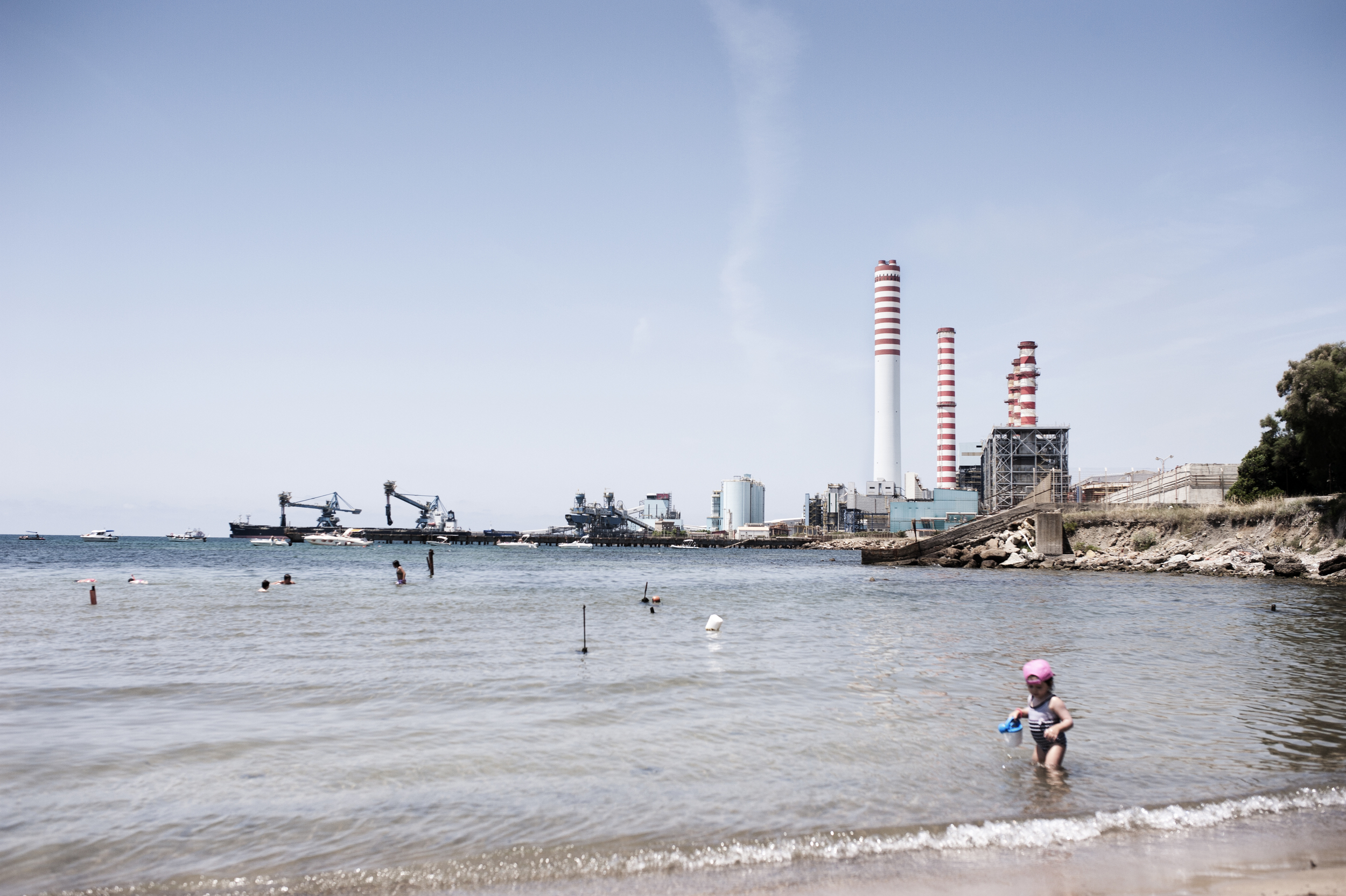  -Perché venite in questa spiaggia? - Ha visto che casino c'è in paese? é pieno di turisti. Questa spiaggia la conosciamo solo noi - Ma non vi spaventa stare così vicino alla centrale? - Ci siamo abituati, e poi i bambini vogliono fare il bagno-. (Gi