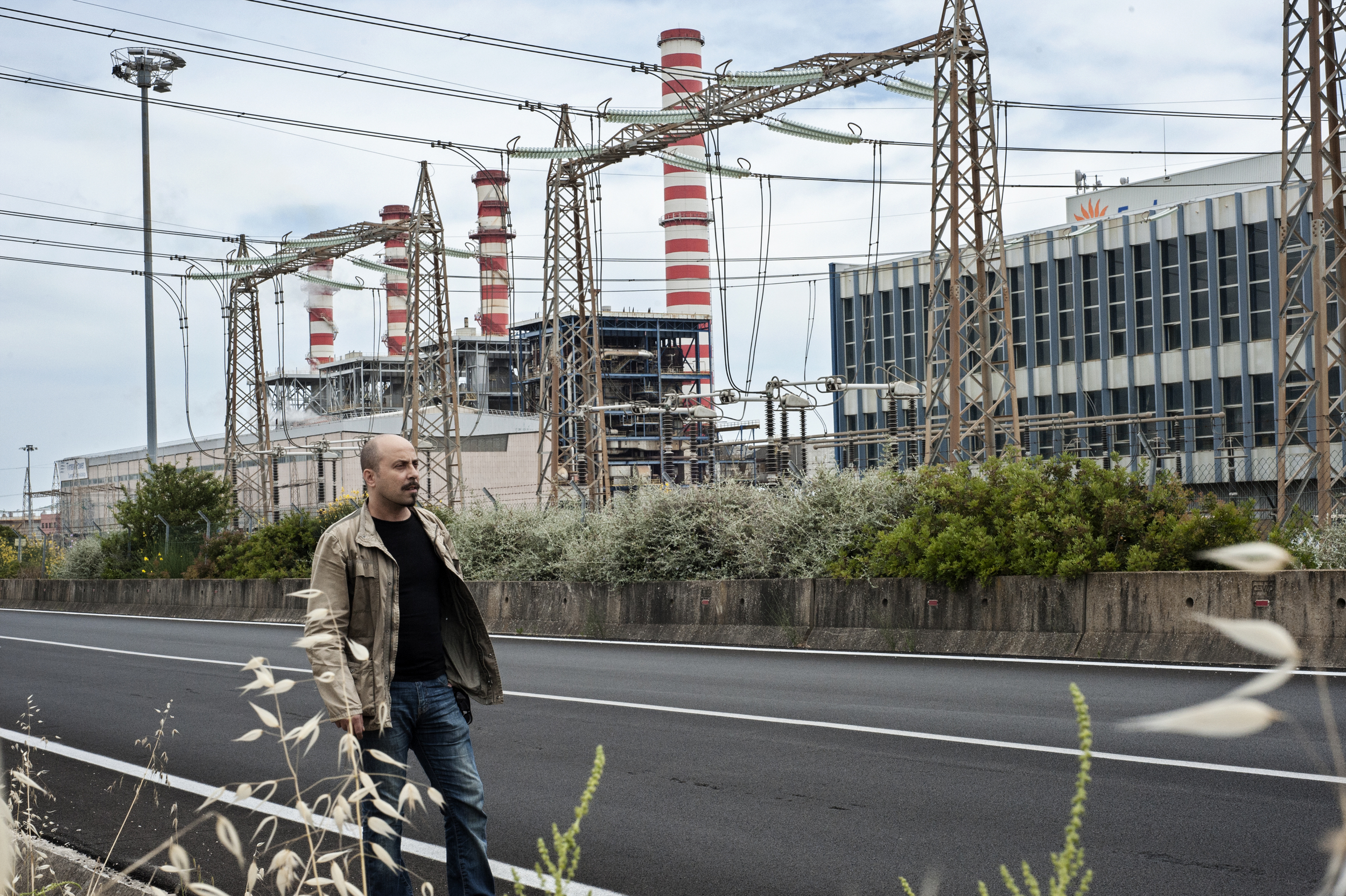  L’assessore alle Politiche Ambientali Alessandro Manuedda (Movimento Cinque Stelle) davanti all'impianto di Torrevaldaliga Nord. (Giulia Morelli) 