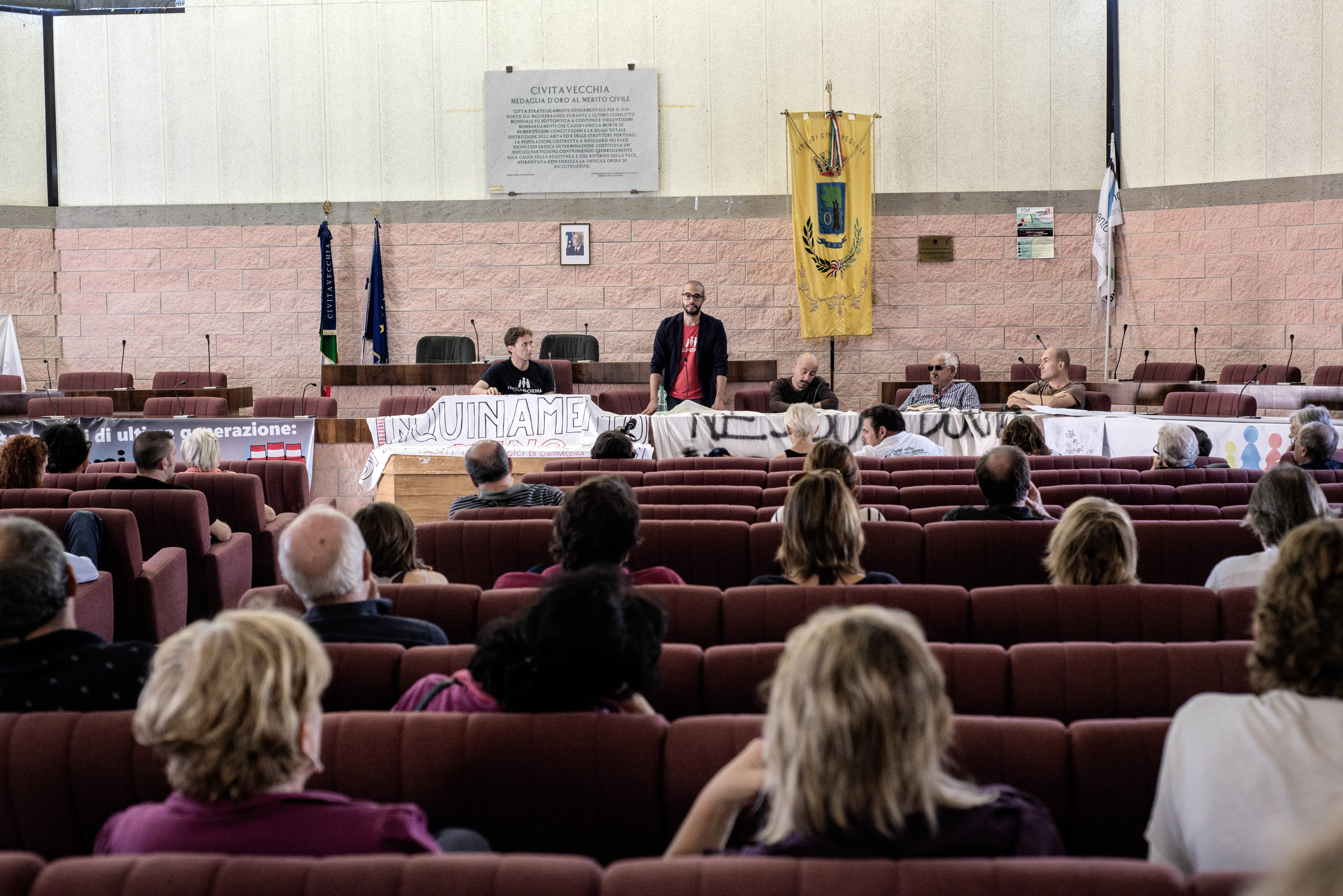  L’importante apporto economico che Enel assicura da anni alle classi comunali, ha reso le varie amministrazioni tolleranti alla presenza del polo energetico sul territorio. Nella foto, scattata nell’ambito della manifestazione cittadina “la marcia d