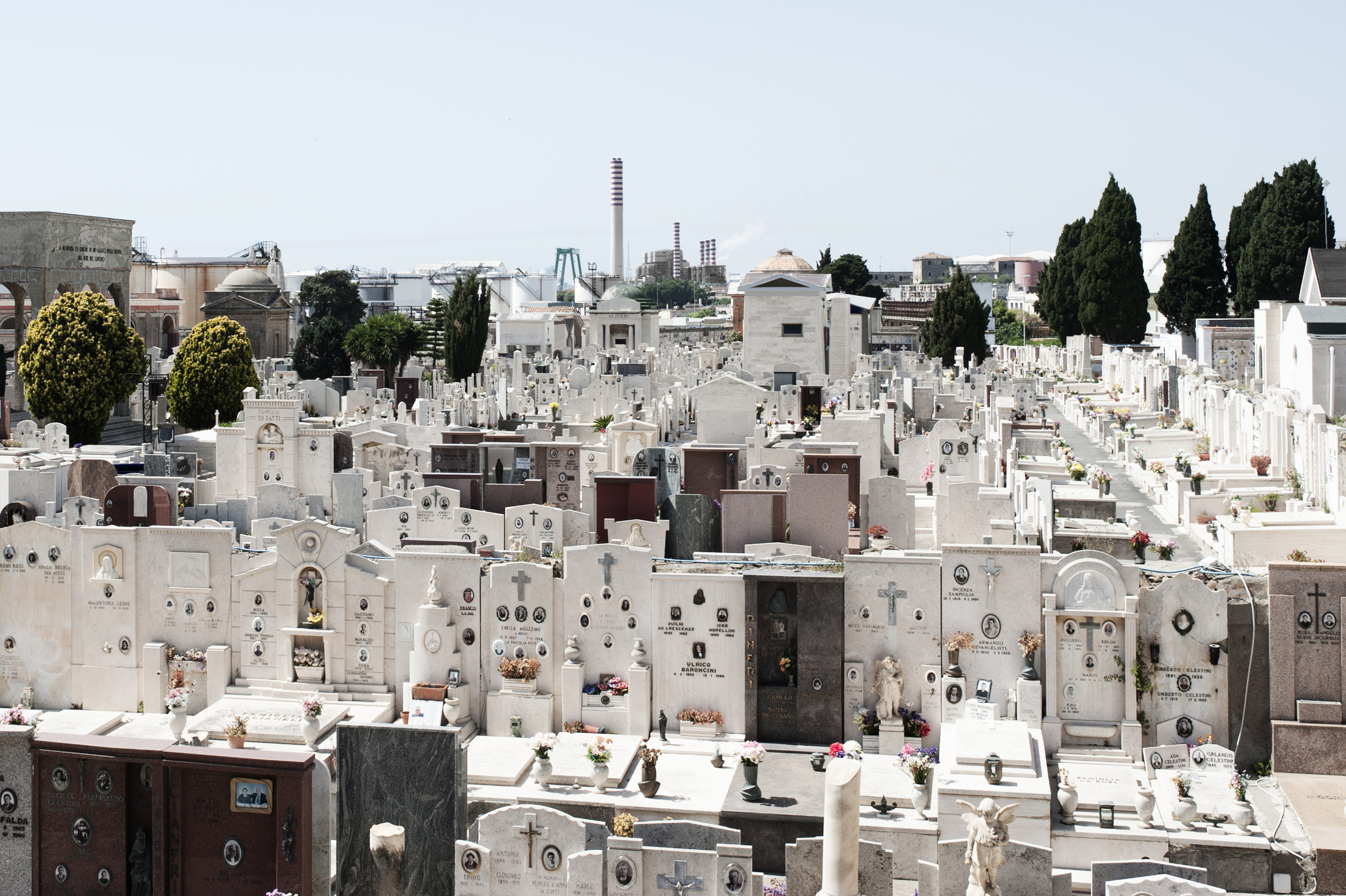  Edificato all'inizio del XIX secolo, il cimitero di monumentale Civitavecchia è uno dei primi esempi italiani di cimiteri fuori le mura, come specificato dall'Editto di Saint Cloud (1804). (Giulia Morelli) 