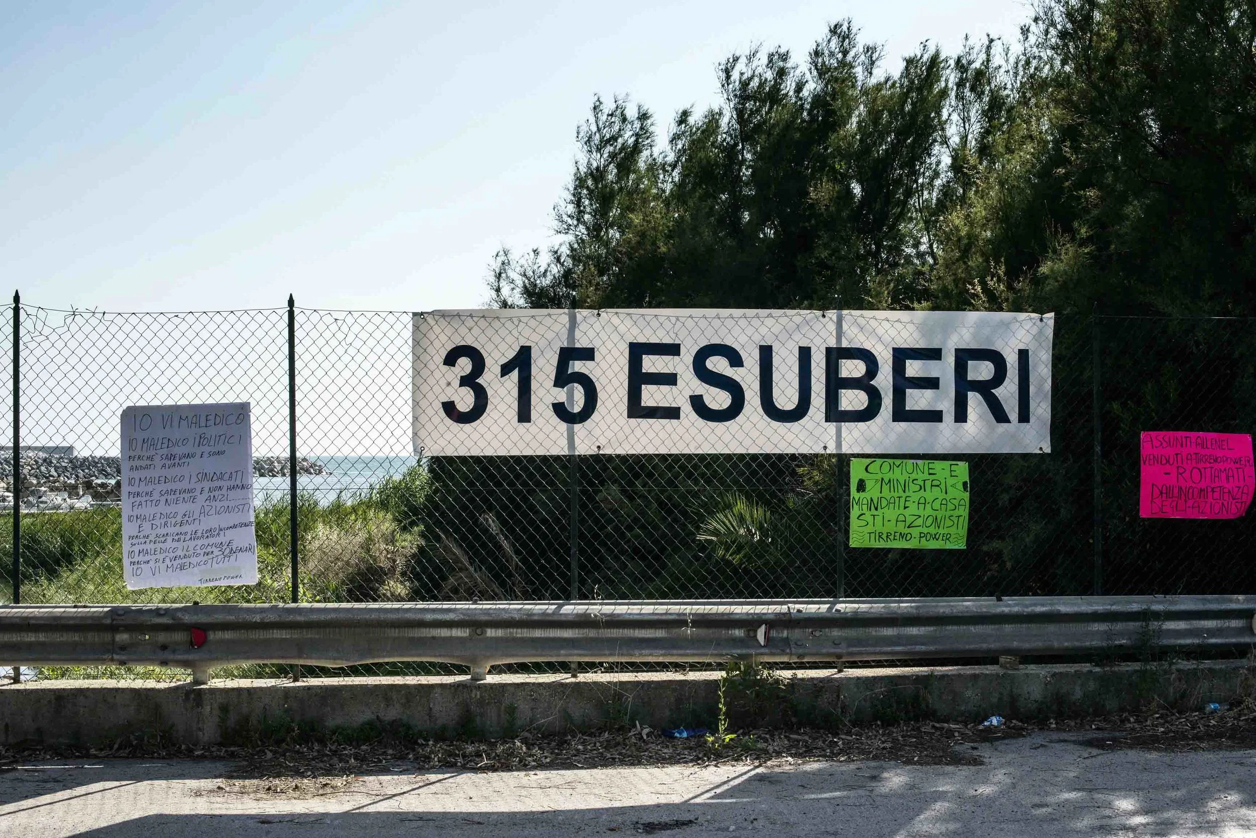 La Tirreno Power, tra i principali produttori di energia elettrica in Italia, conta un totale di 315 esuberi nei suoi stabilimenti, 60 dei quali a Civitavecchia. Cartello lungo la via Aurelia nei pressi dello stabilimento di Torrevaldaliga Sud, maggio 2014. (David Pagliani Istivan)
