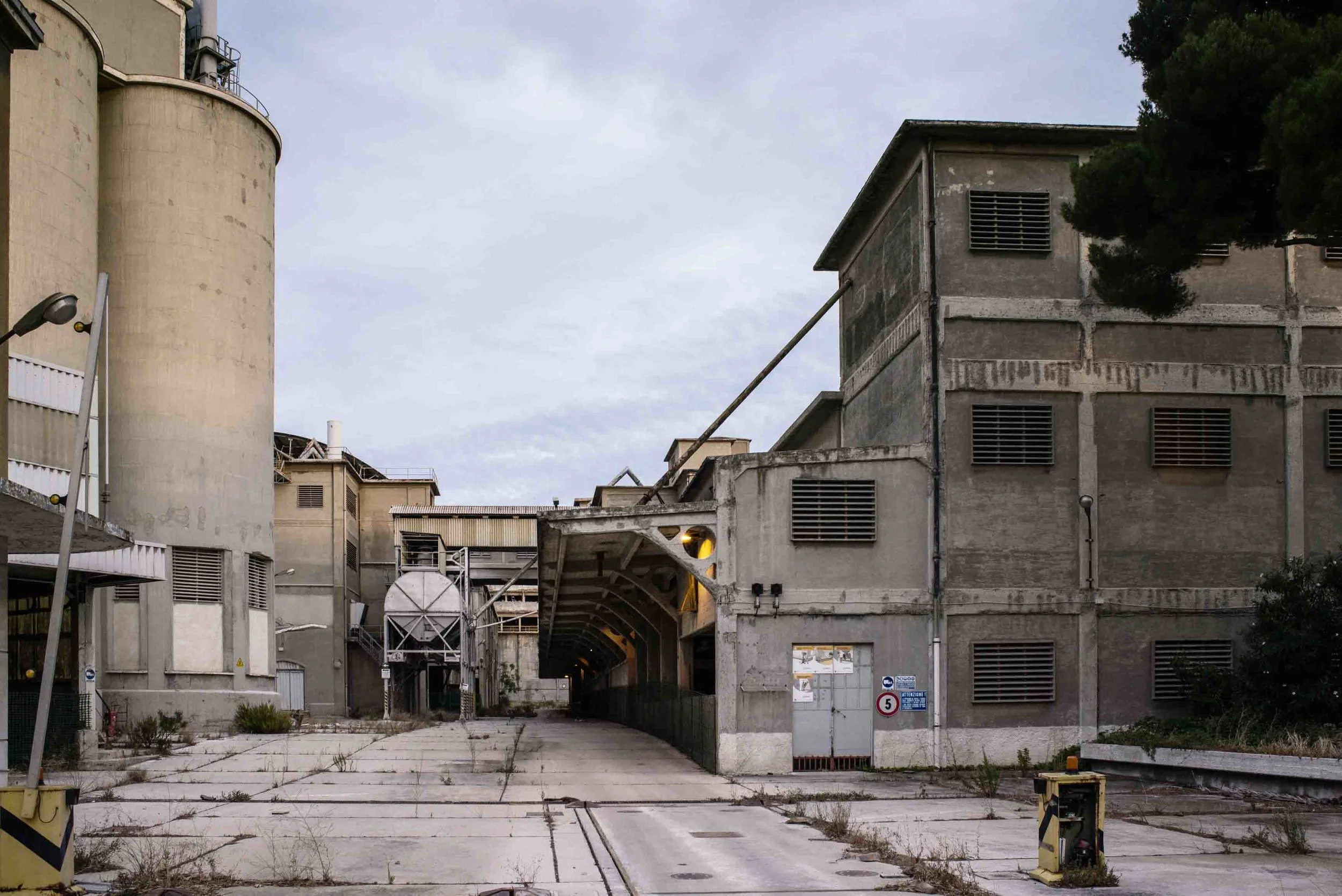 Ex stabilimento dell’Italcementi. L’incidenza di mestotelioma pleurico è secondo alcuni epidemiologi da collegare all’attività ora cessata di questo impianto. Civitavecchia, settembre 2014. (David Pagliani Istivan)