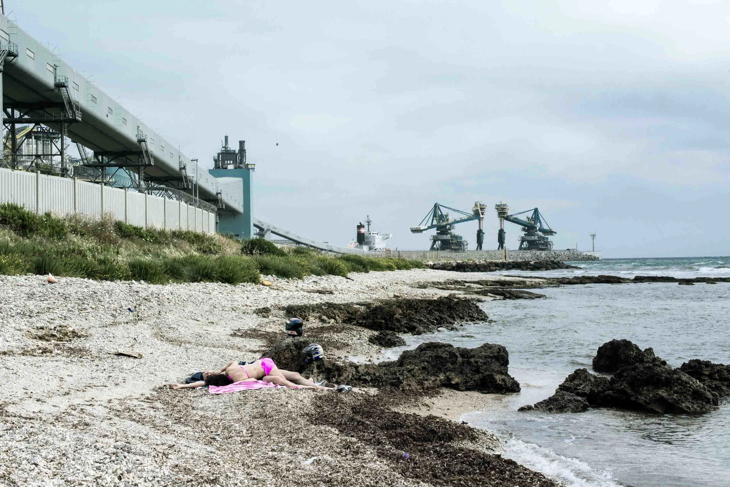 Veduta della centrale di Torrevaldaliga Nord.. Civitavecchia, giugno 2014. (David Pagliani Istivan)