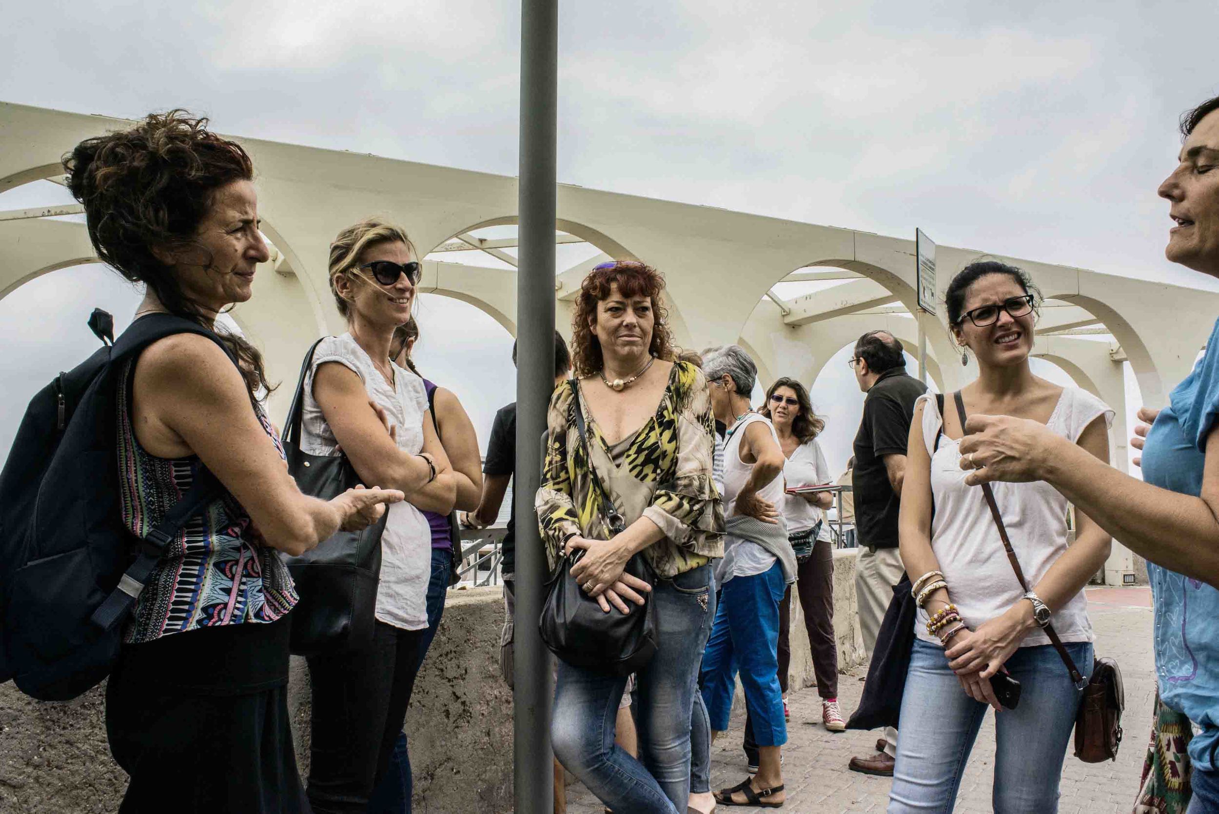  Attivisti del Gruppo di Epidemiologia Popolare&nbsp; durante un momento di riposo al Pirgo, il lungomare della città.&nbsp;Civitavecchia, settembre 2014. (David Pagliani Istivan) 
