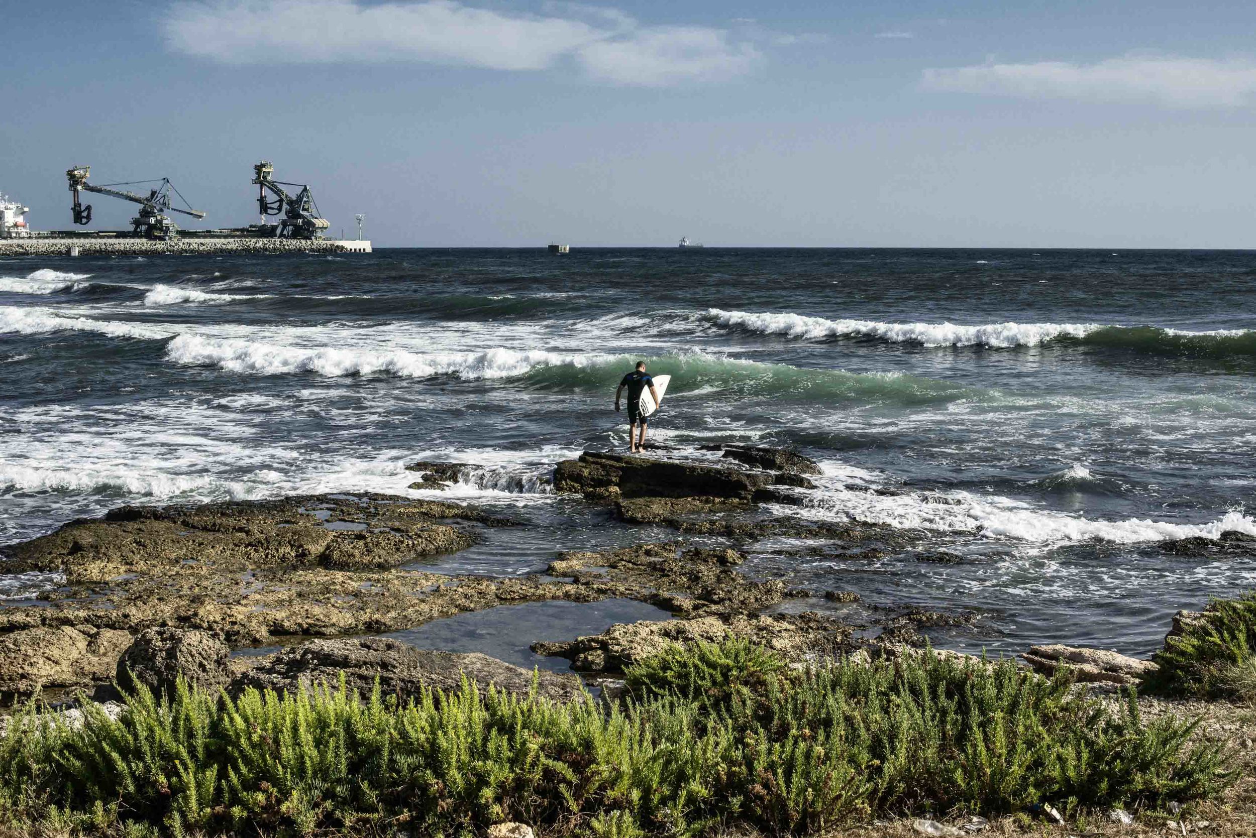  Surfista a Torre Valdaliga Nord . Civitavecchia, giugno 2014. (David Pagliani Istivan) 