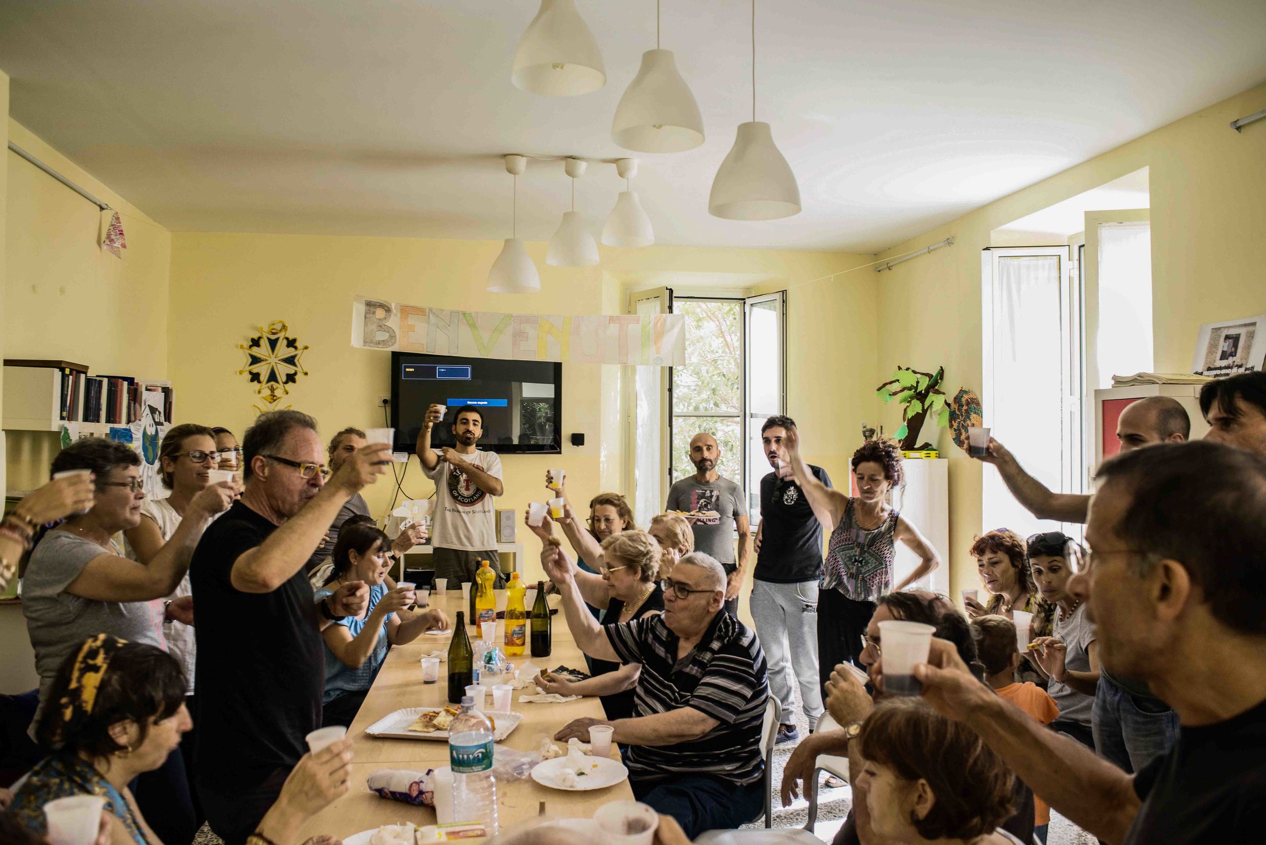  Attivisti delle associazioni&nbsp; promotrici degli incontri di epidemiologia popolare terminano l’attività del gruppo con un brindisi finale nella chiesa Evangelica di Civitavecchia. Settembre, 2014. (David Pagliani Istivan) 